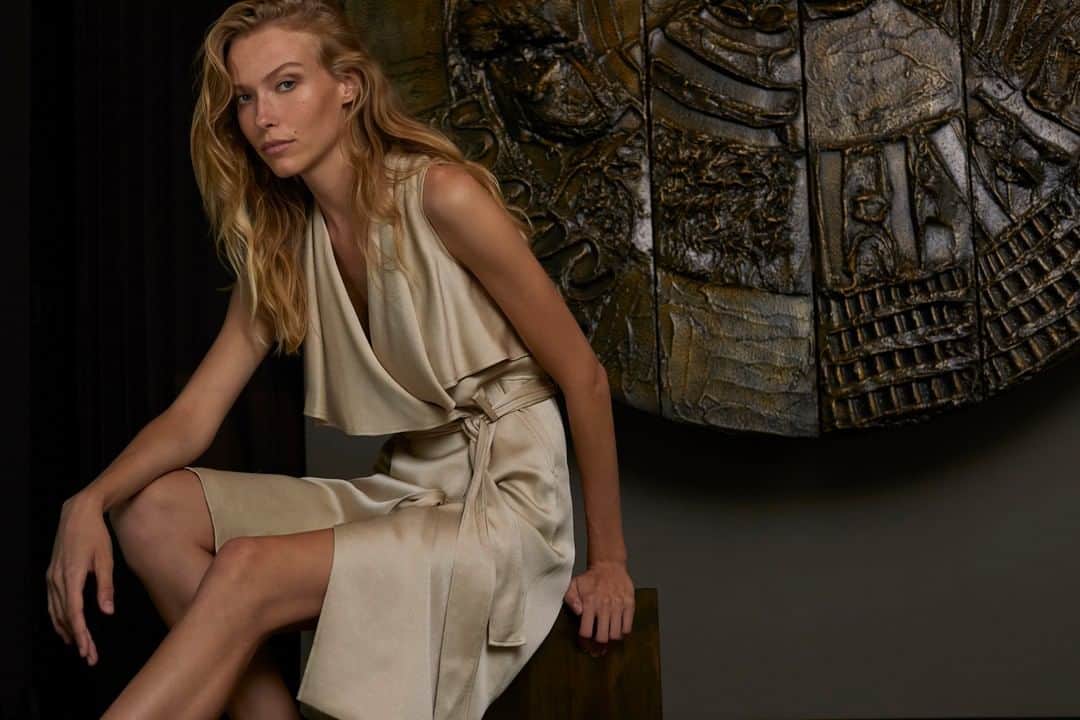ホルストンのインスタグラム：「It’s the happiest - and busiest - time of the year. Get from boardroom to umpteenth bash with ease in our versatile satin trench dress.」