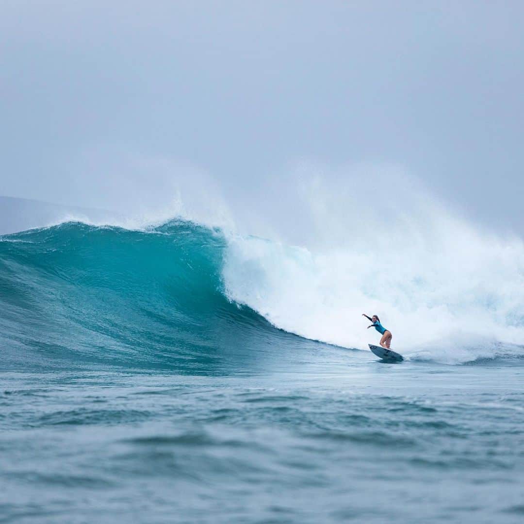 ニッキ・バン ダイクのインスタグラム：「Yaaahoooo what an exciting way to finish the season! Thank you everyone who continues to support my real life dreams 💜 @cisurfboards @jeep @oakley 💜 What an incredible journey it’s been and truly inspiring being part of such a powerful tour @wsl for the best job in the entire world (still feels crazy to call this a job😂) @richarddogmarsh  the best coach and support I could have ever asked for. My beloved family and friends ahhh everyone Mahalo Hawaii 🌈💜🏄🏼‍♀️💋」