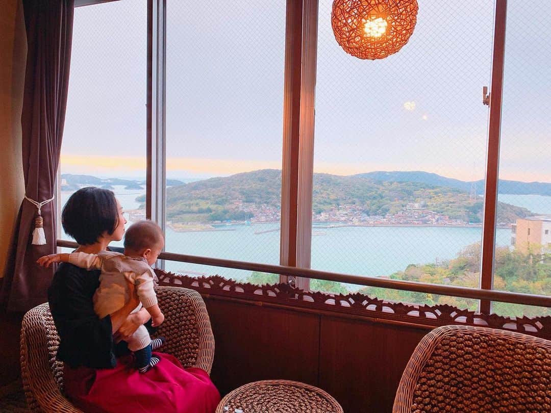 Miho Tanakaさんのインスタグラム写真 - (Miho TanakaInstagram)「三重県鳥羽市に12月1日にバリ島が誕生😎  バリをテーマにしたリゾートホテル〝SAYAの風〟に関西美活のメンバーと取材旅に行ってきました🙋‍♀️ 詳しくはブログにまとめたので、 三重県方面へ行かれる際はぜひ参考にしてみてください💘 @mie__blogger  MIE的嬉しいポイント📍 ✔︎ インクルーシブなので追加料金無しでドリンクもサービスもお料理も受けられる ✔︎ 子どもが楽しめる企画やスペースが多い ✔︎ ベッドのかや（かやで合ってる？）がいい仕事してくれてた。←詳しくはブログにて ✔︎ 海も山も見える。気持ちいい ✔︎ 果実酒種類めっちゃ多い！果肉入りで贅沢 ✔︎ フレッシュジュースも飲み放題。グァバが良き。 ✔︎ 子どもはトランポリンで遊んで、私はマッサージチェアで寛ぐ。なんてことが出来る広いプレイスペースがある ✔︎ なんといってもお料理がおいしい。創作料理のコース！！ 貸し切り露天風呂もあるけど、本館とちょいと離れてるので足元には気をつけるべし🙌  湯冷めしないためにダウンコートが入り口に用意されてました。気遣いすご。 . . . . . #トバにバリ #三重県鳥羽市　#安楽島  #リゾートホテル　#鳥羽市ホテル #伊勢志摩旅行 #伊勢志摩  #バリリゾート　#バリ　#bali #オーシャンビュー #子連れ旅 #子連れホテル #子連れにオススメ  #赤ちゃん連れ旅行　#インクルーシブホテル　#インクルーシブ #関西美活」12月4日 11時01分 - mie__blogger