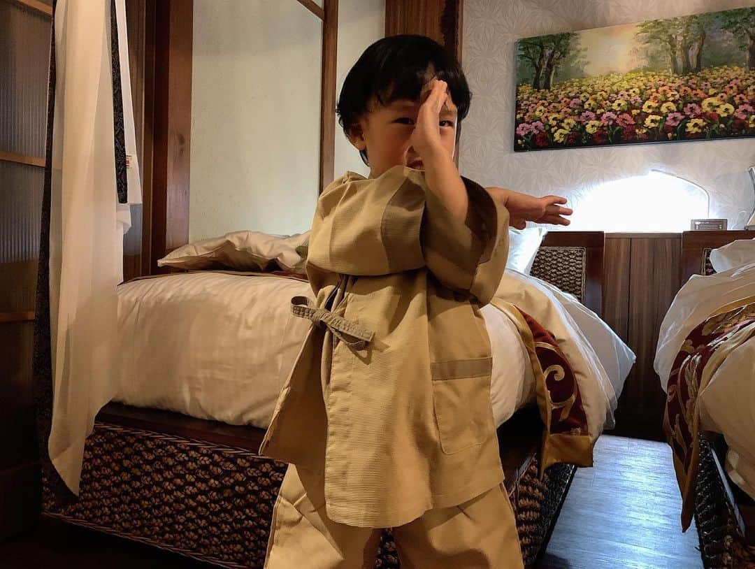 Miho Tanakaさんのインスタグラム写真 - (Miho TanakaInstagram)「三重県鳥羽市に12月1日にバリ島が誕生😎  バリをテーマにしたリゾートホテル〝SAYAの風〟に関西美活のメンバーと取材旅に行ってきました🙋‍♀️ 詳しくはブログにまとめたので、 三重県方面へ行かれる際はぜひ参考にしてみてください💘 @mie__blogger  MIE的嬉しいポイント📍 ✔︎ インクルーシブなので追加料金無しでドリンクもサービスもお料理も受けられる ✔︎ 子どもが楽しめる企画やスペースが多い ✔︎ ベッドのかや（かやで合ってる？）がいい仕事してくれてた。←詳しくはブログにて ✔︎ 海も山も見える。気持ちいい ✔︎ 果実酒種類めっちゃ多い！果肉入りで贅沢 ✔︎ フレッシュジュースも飲み放題。グァバが良き。 ✔︎ 子どもはトランポリンで遊んで、私はマッサージチェアで寛ぐ。なんてことが出来る広いプレイスペースがある ✔︎ なんといってもお料理がおいしい。創作料理のコース！！ 貸し切り露天風呂もあるけど、本館とちょいと離れてるので足元には気をつけるべし🙌  湯冷めしないためにダウンコートが入り口に用意されてました。気遣いすご。 . . . . . #トバにバリ #三重県鳥羽市　#安楽島  #リゾートホテル　#鳥羽市ホテル #伊勢志摩旅行 #伊勢志摩  #バリリゾート　#バリ　#bali #オーシャンビュー #子連れ旅 #子連れホテル #子連れにオススメ  #赤ちゃん連れ旅行　#インクルーシブホテル　#インクルーシブ #関西美活」12月4日 11時01分 - mie__blogger