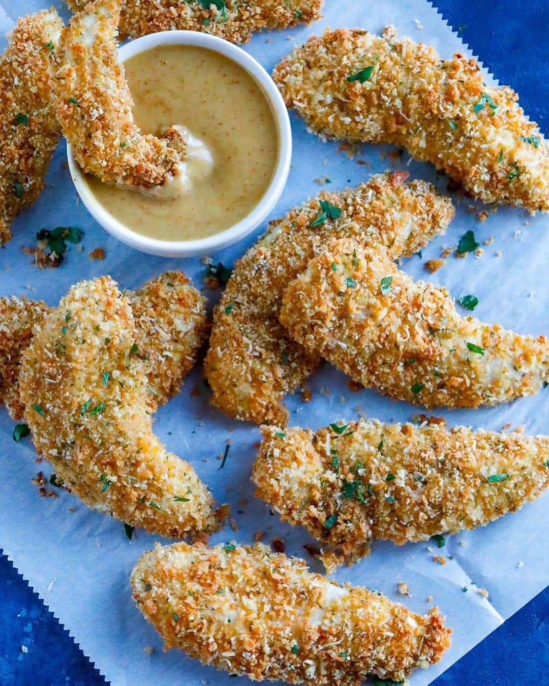 Easy Recipesさんのインスタグラム写真 - (Easy RecipesInstagram)「These Baked Parmesan Chicken Tenders are super soft, juicy and healthy. They can be paired with almost any side, whether it’s salad, pasta, potatoes, or even be used in wraps and sandwiches. Super kid friendly as well. Sauce recipe included. Click the link in my bio for the full recipe.  https://www.cookinwithmima.com/baked-parmesan-chicken-tenders/」12月4日 11時12分 - cookinwithmima