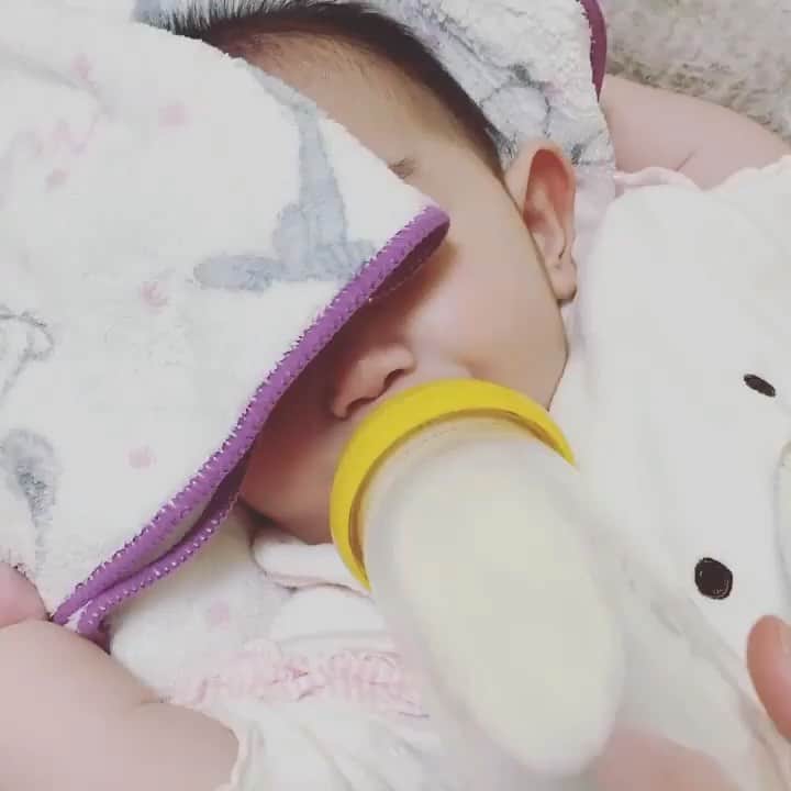 のインスタグラム：「🍼今週の#チュウチュウごくごく選手権 🥤﻿ ﻿ －－－－－－－－－－－－－－－－－－﻿ @0105_mw﻿ おやすみ前のミルクタイム🍼✨﻿ 眠いし電気が眩しいで﻿ タオルとおててを使って完全防御！😂✨❤︎﻿ －－－－－－－－－－－－－－－－－－﻿ ﻿ 気持ちよく寝たいの…なんて言葉が聞こえてきそうです😊﻿ タオルも駆使するなんて、おやすみタイムのスペシャリスト🥰✨﻿ ﻿ みなさまも、「#チュウチュウごくごく選手権 」と「#おでかけ代表」または「#おうち代表」を付けてご参加ください🎵﻿ 詳しくは、プロフィールのリンクをCHECK😉﻿ @morinaga_chuchu_gokugokucp﻿ ﻿ ※リグラム掲載による商品当選との関係はございませんので、予めご了承ください。﻿ ﻿ #森永乳業 #チュウチュウごくごく選手権 #おでかけ代表 #おうち代表 #キャンペーン﻿ #子ども #子供 #こどものいる暮らし﻿ #はぐくみ #やさいジュレ #うるジュレ #こどミル」