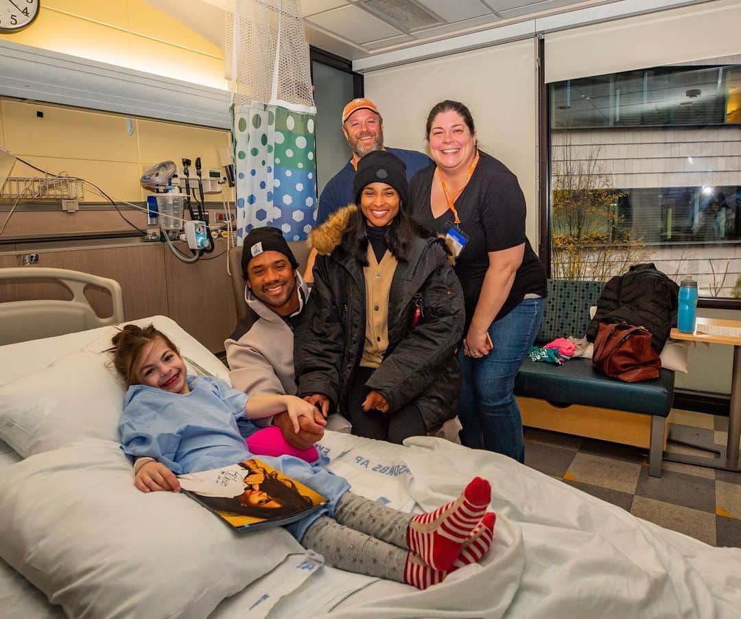 ラッセル・ウィルソンのインスタグラム：「We love you Hannah! And you are right H...we do have something in common... “We Never Give Up!” ❤️ @SeattleChildrens @WhyNotYouFDN @Ciara」