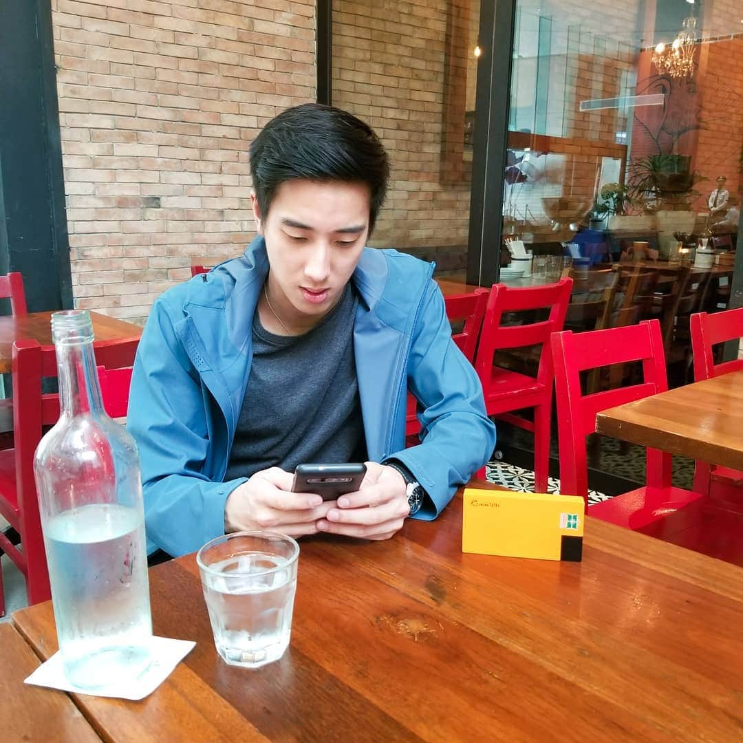 ジュリアン志傑乙さんのインスタグラム写真 - (ジュリアン志傑乙Instagram)「Me at restaurants, "Excuse me, what's the WiFi password?". Good thing @travelrecommends_my had my back in Manila! Pocket wifi to go anywhere! . . . . . . . . . . . . . . . . #TravelRecommends #wifi #manila #phillipines #iceskating #figureskating #sports #athlete #competition #pocketwifi #uniqlo #uniqlomalaysia #uniqlomy #travelwifi #restaurant #food」12月4日 11時27分 - julianyeeee