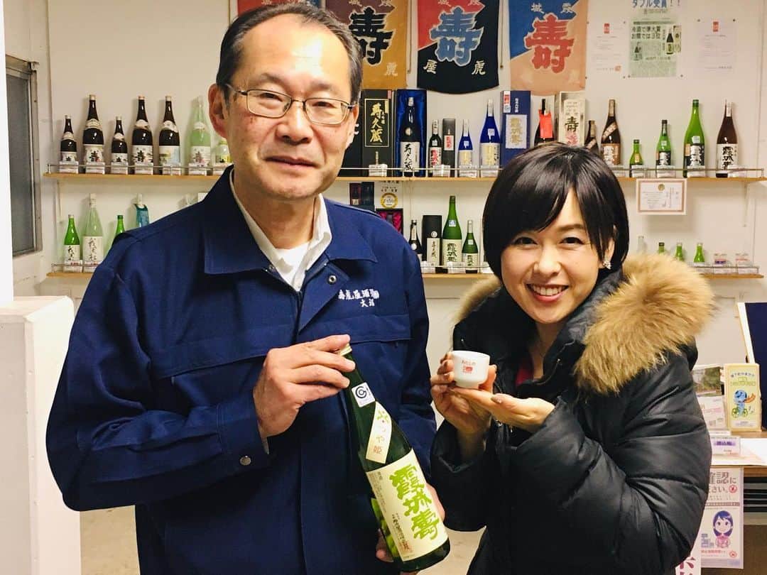 片桐千晶さんのインスタグラム写真 - (片桐千晶Instagram)「⁑ 山形に帰った際、東京のイベントでお会いした霞城寿の寿虎屋酒造さんに酒蔵見学へ。 山形で300年続く伝統蔵です🌟 酵母の研究室や仕込みの様子を見て大興奮😳 これが酒母か！これが醪か！ ほんとにぷくぷくいって生きてるー‼︎ . 沢山試飲させて頂きましたが、酒米ごとに違う味わいが美味しくて楽しい。 急なお願いにも関わらず、快く丁寧に案内して下さり感謝です✨ お正月に家族みんなで飲むのが楽しみ😋🍶 . #山形 #寿虎屋酒造 #日本酒 #霞城寿 #片桐千晶 #やまがた酒と肴 #おもひでぽろぽろの舞台」12月4日 11時31分 - chiaki.katagiri333