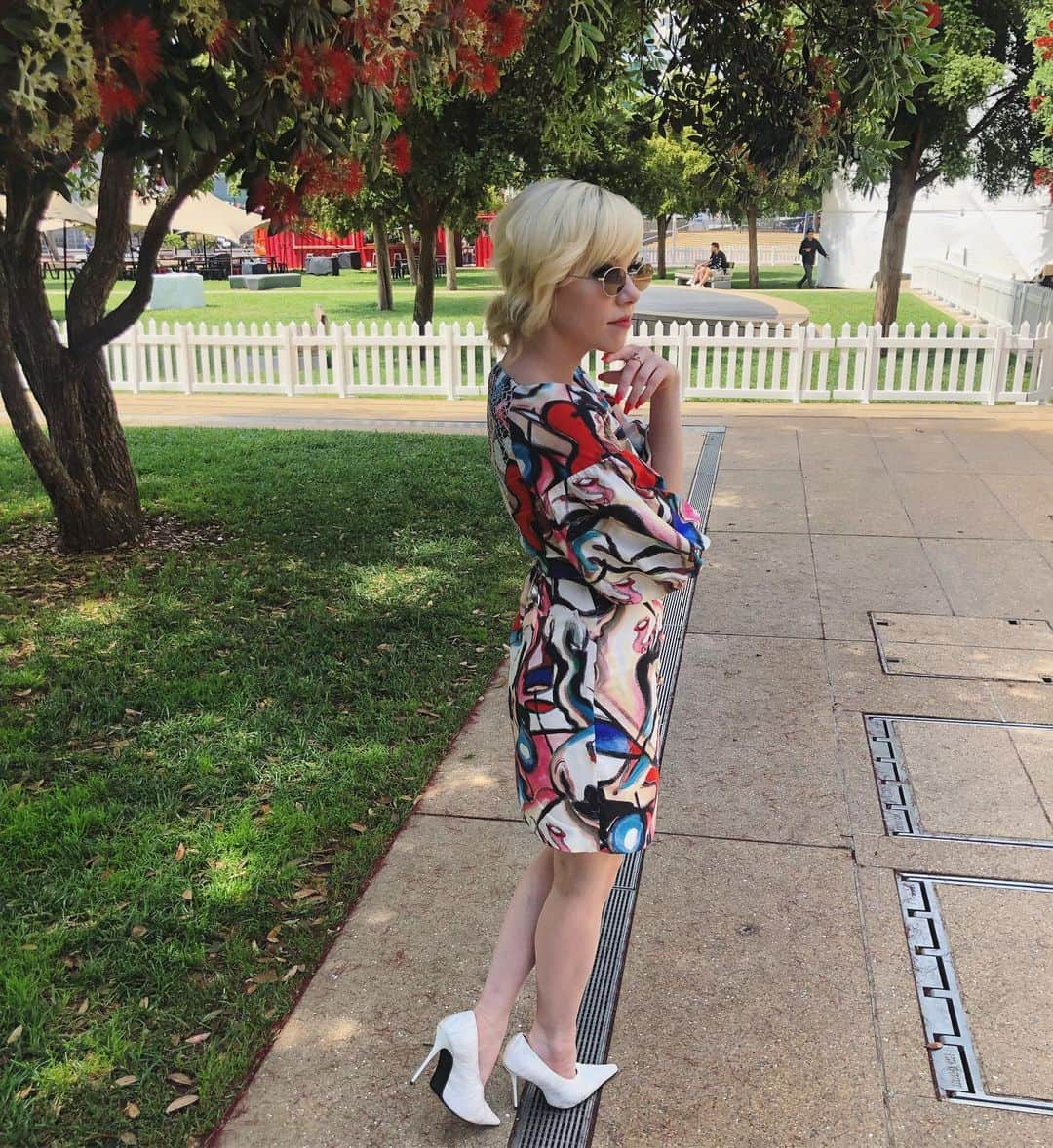 カーリー・レイ・ジェプセンさんのインスタグラム写真 - (カーリー・レイ・ジェプセンInstagram)「I call it my Picasso dress. Is it normal to name all your clothes? Styled by @hayley_atkin_ ☀️」12月4日 11時33分 - carlyraejepsen