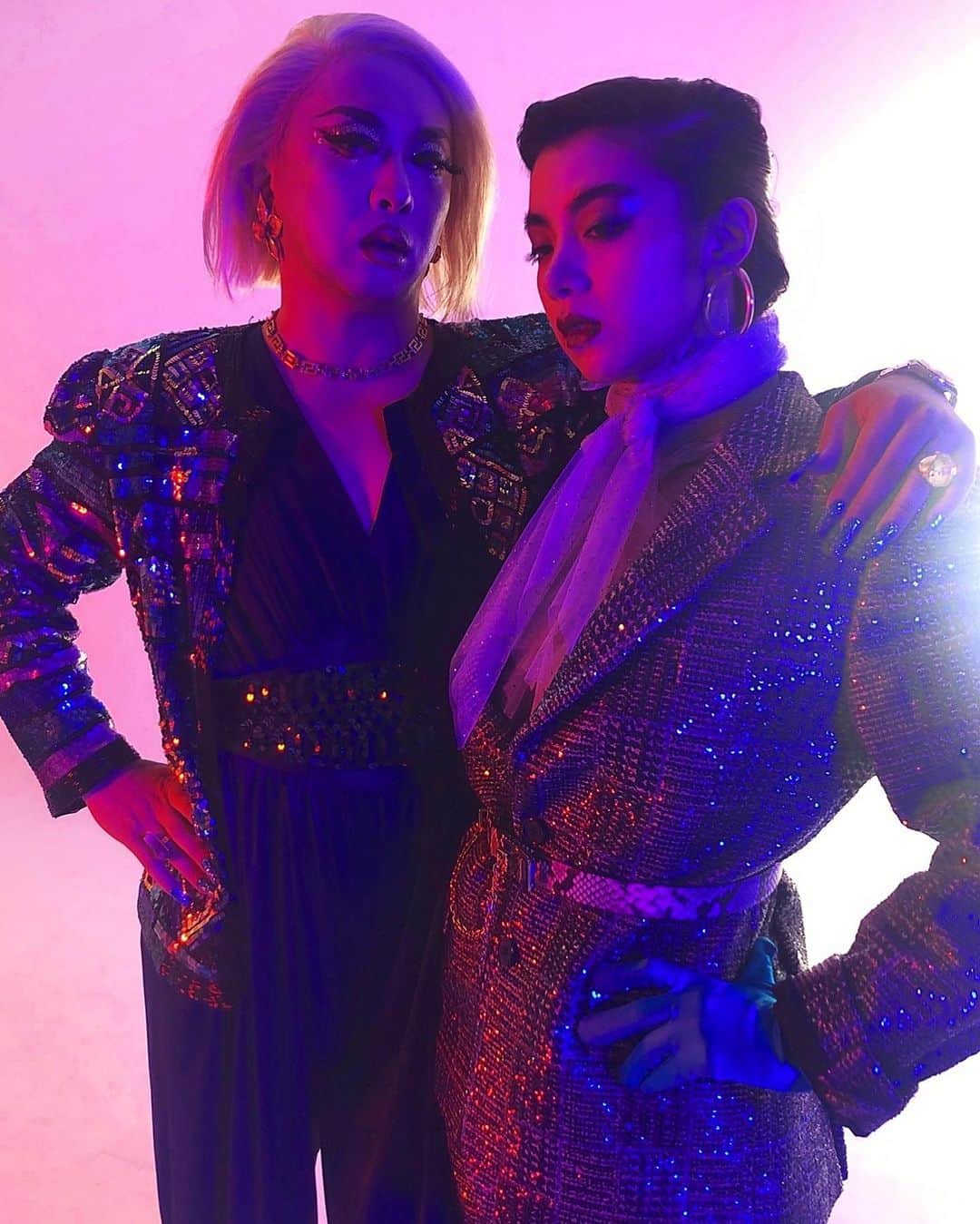 Shun Watanabeのインスタグラム：「💜80’s Power Shoulder Gurls💜 @voguegirljapan @elaiza_ikd  Styled by #anadiamondclass 💅🏼 #voguegirljapan #elaizaikeda」
