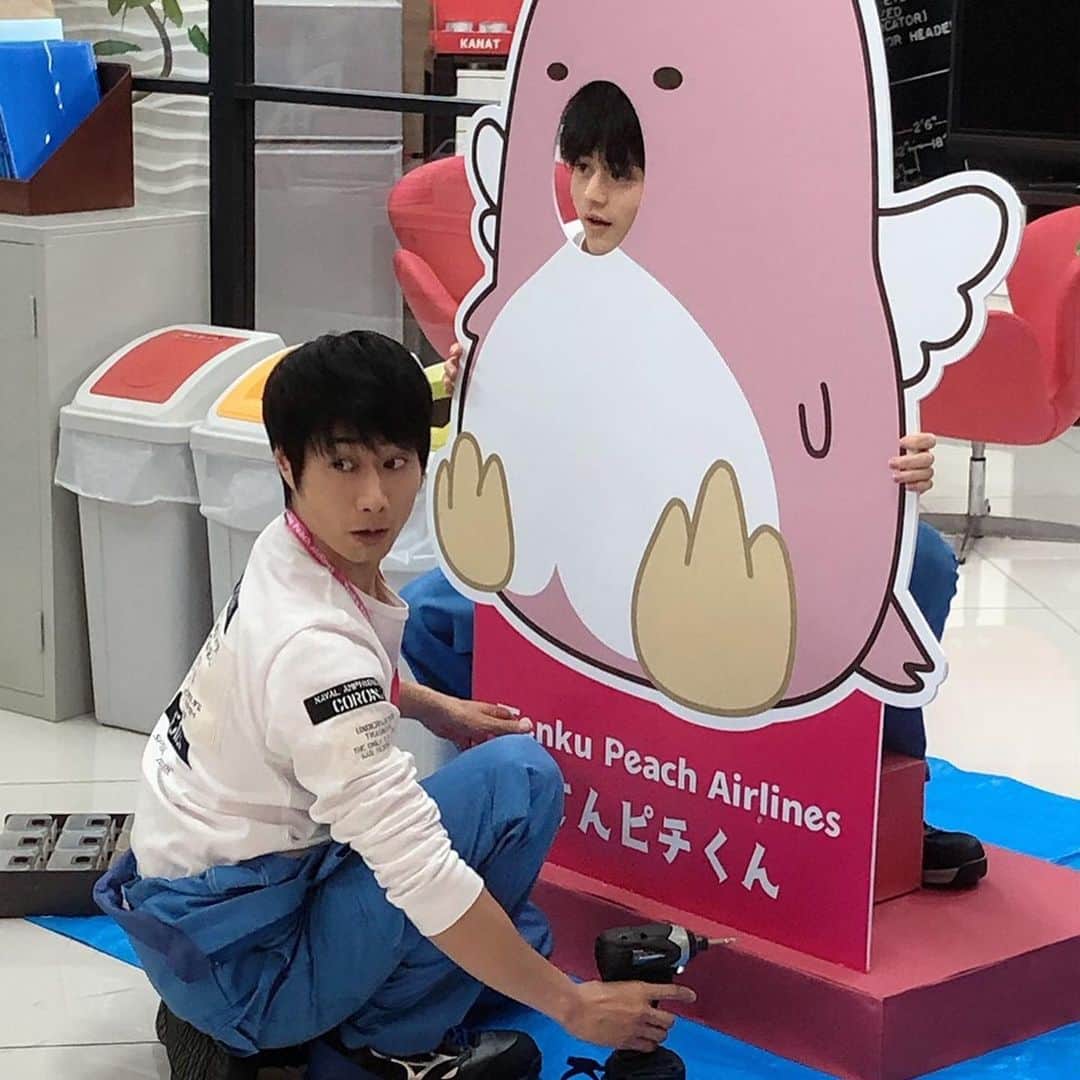 おっさんずラブ 武蔵の部屋のインスタグラム：「こちらコックピット黒澤。ただいま成瀬副操縦士より、春田と四宮に関する衝撃情報が入りました⚠️ #なんかあーなんかあー #春田と四宮があー #えっなにどういうことなのおー💢 #マジ意味わかんないんだけどおー💢 #えっ四宮君ってこれ以上の関係を望まないって言ってなかったっけ💢 #キャプテンの恋路を邪魔しませんとか言ってなかったっけ💢 #早急な事実確認が必要ナリ💢 #許すまじあのプチ残念整備士が💢」