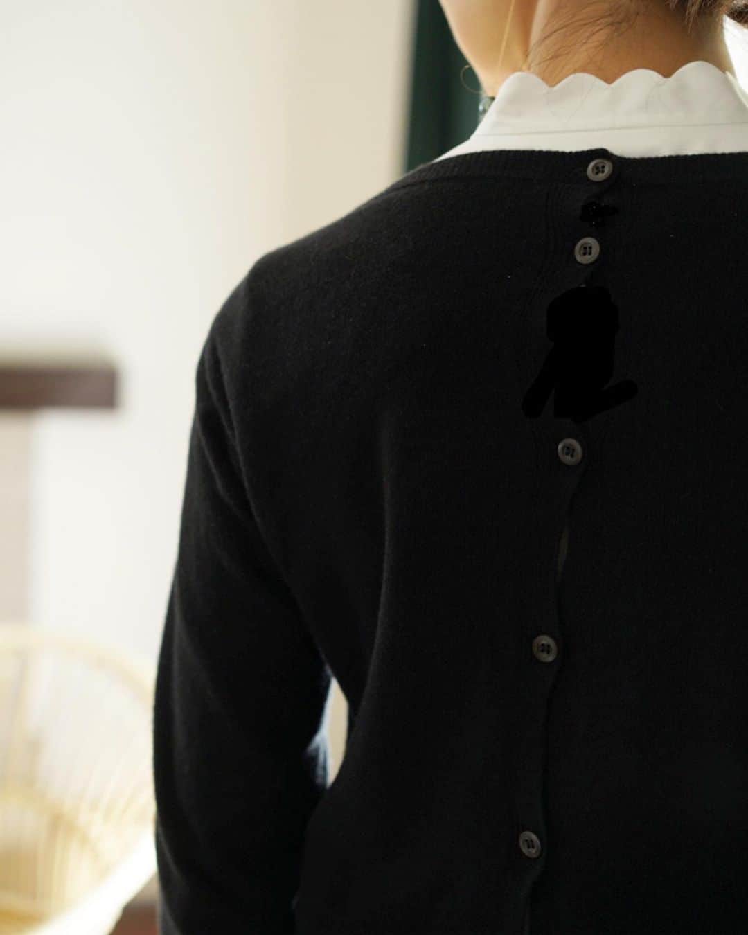 山城葉子さんのインスタグラム写真 - (山城葉子Instagram)「. @number5_n5 の制服 こちらも私たちのユニフォームのひとつ。 "KEINA RITA"のスカラップ シャツ。 @kei_narita_new  わたしはニットと合わせて着ています。  襟と前立てはスカラップのデザインで甘め、でも袖口はシャープなカット。このバランス感が好きです。 何より上質なコットンを纏うとなんとなく心がクリーンになれます。  ケイちゃんの1st.コレクションを制服に採用した私たち。 その時の気分で5着のKEINA RITAを着てお客様をお出迎えします。 @kei_narita_new  皆様も是非。彼女のIGのプロフィールページに載ってるサイトから購入できます！ . . 【NUMBER5コンセプト】 1.  1rack5dresses 2.  Couture 3.  Reuse  4.  Open door  5.  5Hood . . @number5_n5  @yokoyamashirodesigns  #number5 #numberfive #weddingdress #openingsoon  #結婚式」12月4日 11時45分 - yokoyamashiro