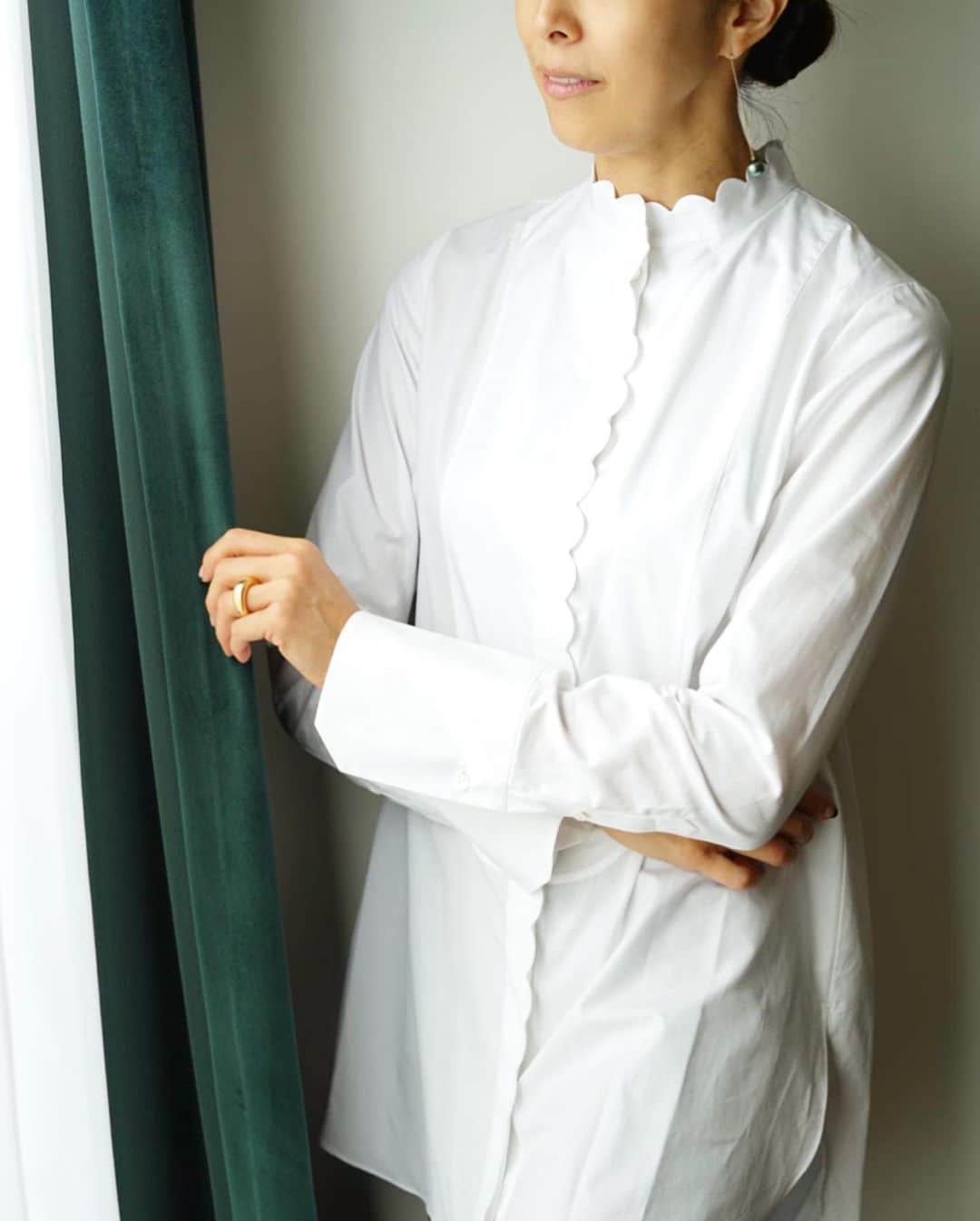 山城葉子さんのインスタグラム写真 - (山城葉子Instagram)「. @number5_n5 の制服 こちらも私たちのユニフォームのひとつ。 "KEINA RITA"のスカラップ シャツ。 @kei_narita_new  わたしはニットと合わせて着ています。  襟と前立てはスカラップのデザインで甘め、でも袖口はシャープなカット。このバランス感が好きです。 何より上質なコットンを纏うとなんとなく心がクリーンになれます。  ケイちゃんの1st.コレクションを制服に採用した私たち。 その時の気分で5着のKEINA RITAを着てお客様をお出迎えします。 @kei_narita_new  皆様も是非。彼女のIGのプロフィールページに載ってるサイトから購入できます！ . . 【NUMBER5コンセプト】 1.  1rack5dresses 2.  Couture 3.  Reuse  4.  Open door  5.  5Hood . . @number5_n5  @yokoyamashirodesigns  #number5 #numberfive #weddingdress #openingsoon  #結婚式」12月4日 11時45分 - yokoyamashiro