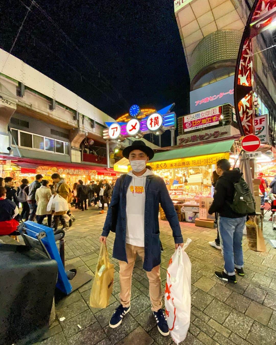 青木泰寛のインスタグラム：「小さい頃、おじいちゃんにアメ横によく連れてってもらった。  人が多く怖いイメージだった 『安いよ〜安いよ〜』と言ってるおじさん達が恐怖だった。  今では仁王立ちできるまでになりました。  これなんの話？  #アメ横」