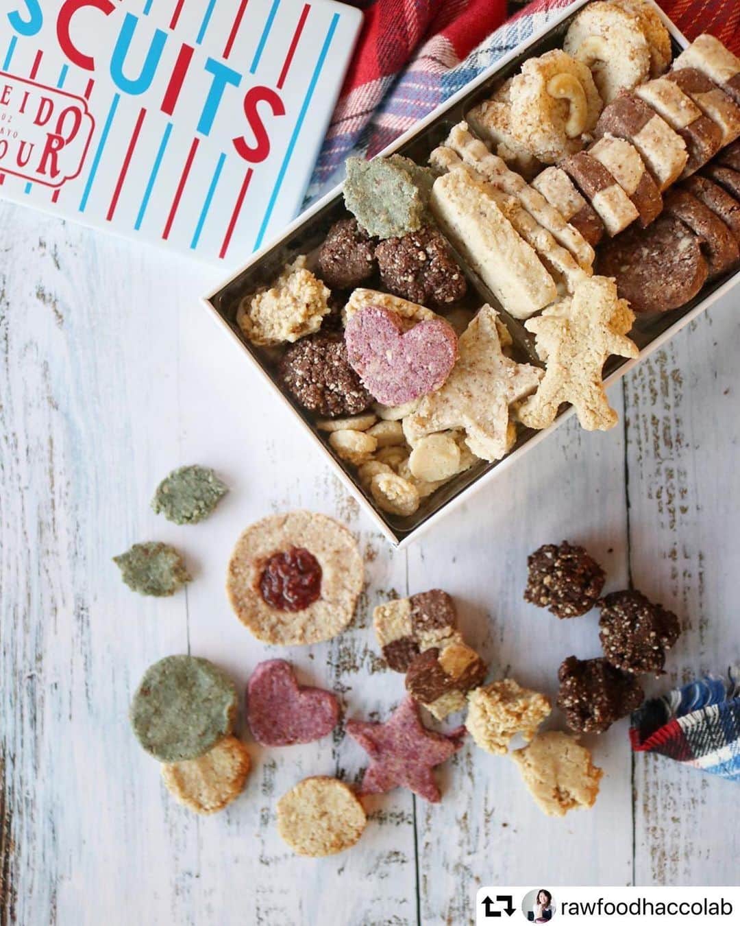 のインスタグラム：「#アルペンザルツ をお使いいただいた @rawfoodhaccolab 様の素敵なお写真をRegramさせていただきました。お使いいただき、誠にありがとうございます。 ━━━━━━━━━━━━━━━━━━━━━━━ Good morning cookie monster 🌞. This is “Gilt-free plant based sweets Not baked, #cookie “ . . ✨新作ロースイーツ ✨. サクッと、ふわっと( ›◡ु‹ ). 焼かないクッキー🍪. . クッキー缶にしてみました💙. 以前から作ってみたかったアイスボックスクッキー！. 塩クッキー　(@alpensalz_jp #アルペザンザルツ　使用). アーモンドたっぷりのアマンドクッキー. ココナッツクランチクッキー, レモンクランチ…etc. . アンチエイジングロースイーツ プランナー上級クラス用のレシピ開発♪. . あと一つ. カリフォルニアチーズケーキのレシピの最終調整で、レシピの方は完成しそう！！. . お陰様で、ロースイーツ プランナー初級クラス、とても大好評です💙. . 初級→上級→認定校で、当スクールのオリジナルテキストを使って、初級クラスが開講できます. . . . . ✨緊急募集✨. 11月18日ロースイーツ プランナー初級講座開催します💙. 残り席あり！. . カラフルチョコレートレッスンのお問い合わせ、ロースイーツ プランナー初級、上級クラス、認定校クラスのお申し込み、お問い合わせは @cookingschoolpark  料理教室ポータルサイト「クスパ」 から . https://cookingschool.jp/s/school/happycheesekitchen . . . #クッキー缶　#フードドライヤー  #Princessjp  #フーディーテーブル　#スタバ好きな人と繋がりたい  #コーヒー好きな人と繋がりたい #アルペザンザルツのある暮らし  #ローフードマイスター #vegan  #テーブルコーデ #クッキー　#ロークッキー　#rawcookie　#cookie #rawcale #rawsweets  #plantbase  #igersjp  #フーディーテーブル #plantbasedfood  #おうちごはんlover #朝ごはん #あさごはん #おうちごはん #おうちカフェ  #料理教室 #料理 #朝ごはん」