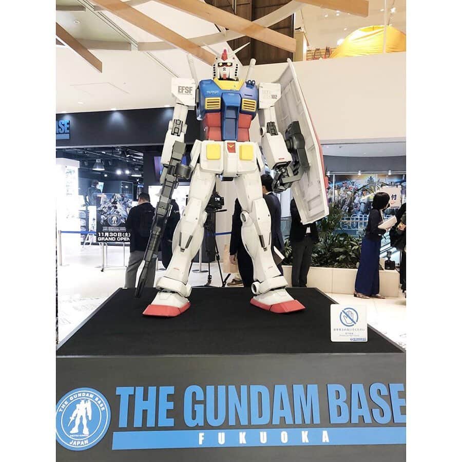 のインスタグラム：「ガンダムファンの聖地になるやも？ガンダムベース＆カフェがついにオープン！ ・ オープン日には、多数のガンダムファンで満杯になった「ガンダムベース」と「ガンダムカフェ」。オープンにあわせ、サウスビル1Fには「ユニコーンガンダム＆ハロバルーン」、ガンダムカフェ前には「RX-78」がどどんと登場！これは写真撮らないわけにはいきませんよね。。。モビルスーツの変遷がわかる展示や、新旧とわず、ファンにはたまらない空間になってます。 ・ カフェのオリジナルグッズも、デザインがツボを心得すぎて大人買いしたくなるものばかり。とくにフェイスマグは全部揃えたくなりそう！ほかにも人気キャラ・名台詞の博多弁バージョングッズなど、ガンダム関連商品が満載です。ぜひチェックしてみてくださいね。みなさまのご来場お待ちしております！ ・ ★ショップ情報など詳しくはコチラ 【ガンダムベース】 https://canalcity.co.jp/shop/shop_type/1/detail/595 【ガンダムカフェ】 https://canalcity.co.jp/shop/shop_type/2/detail/594  #fukuoka #hakata #tenjin #福岡 #博多 #天神 #canalcity #キャナル #キャナルシティ博多  #gundam #bandai #gunpla #mobilesuit #buildfighters #plamo #plasticmodel #gundambuilder #gunplabuilder #ガンダム #バンダイ #プラモデル #ガンプラ #반다이 #건담 #건프라」
