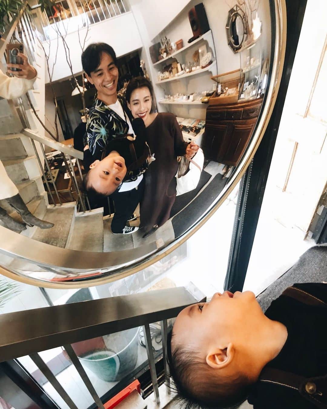 小西翼さんのインスタグラム写真 - (小西翼Instagram)「. 鏡に喜び、のけぞる👶🏽 家族写真を撮ってくれた @kitsumai 🧡 . #family#baby#いい感じ」12月4日 12時12分 - tucha_k