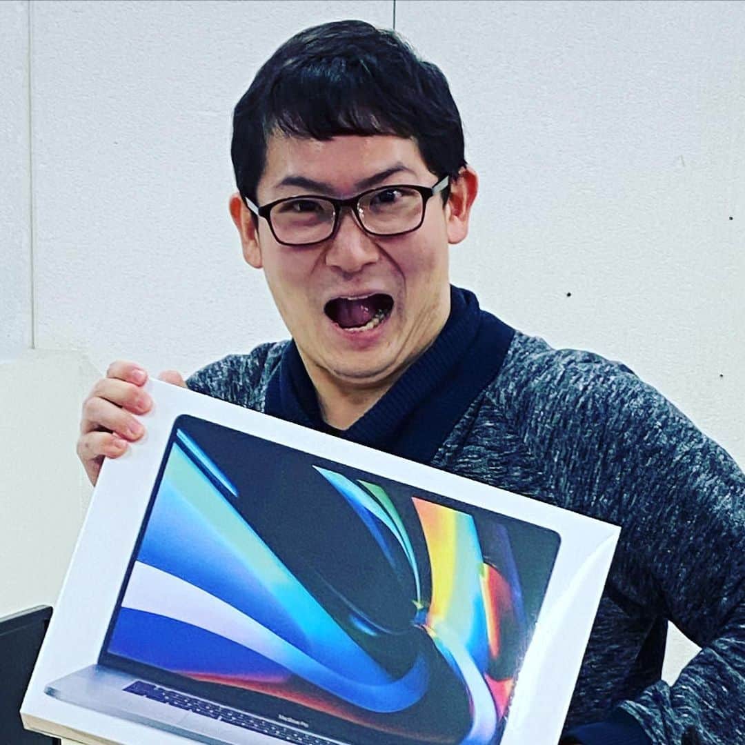 kanikapilaさんのインスタグラム写真 - (kanikapilaInstagram)「おニューのMacBook来た！！！！！！！！！！きたよー！！！！！！！！！ AirからProだよーーー！！！！！！！ よっしゃ〜！ #日常 #カニカピラ #kanikapila #カニスタグラム #東京 #中目黒 #デザイン事務所 #macbookpro」12月4日 12時12分 - kanikapila_design