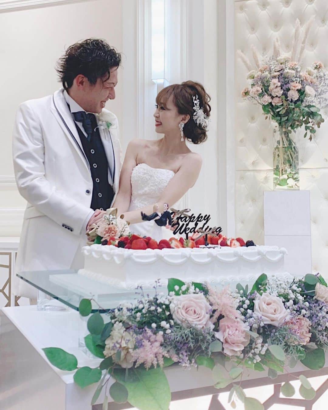さっぴちゃんのインスタグラム：「♡. . ファーストバイト🧁♢⑅ そしてサンクスバイトはお母さん達❤︎❤︎❤︎ . . どうしても絶対やりたかったこと❤︎ 育ててくれてありがとうの気持ちを込めて☺️♡ 母の元に産まれて本当に良かった♡ いつまでもど天然で可愛らしい母でいてくれ♡ . . 中座はおばあちゃん達👵🏼 凄く喜んでくれてたみたいで、良かった♡♡♡ 母方のおばあちゃんなんて癌を治して、今は 友達と旅行行きまくってかなりファンキー🤣 . 父方のおばあちゃんも最近調子悪くて、 心配してたけど、一緒にこの日を迎えられたことが 本当に嬉しくてたまらなくてね𓂂そりゃ泣いちゃう𓂂 . . これからも長生きしてね( ˘ ³˘)❁𓂂 . . 母もお婆ちゃん達も、呼んでおいて 自分が誰より泣いてしまうという失態(笑) そして皆様からは、あんなにドレス着てぴょこぴょこ 歩く花嫁見たの初めてだよ👰 どこまでもあずさだったねって𓈓𓈓確かに😂🙌 . . キョロキョロしながらみんなにニコニコしてる わたしを、あかりはそのまんまあずさに似て いつもニコニコ笑ってるんだね👶🏼と言われたり とーっても、嬉しかった😢♡♡♡ . . ………………………………(♡)……………………………… .」