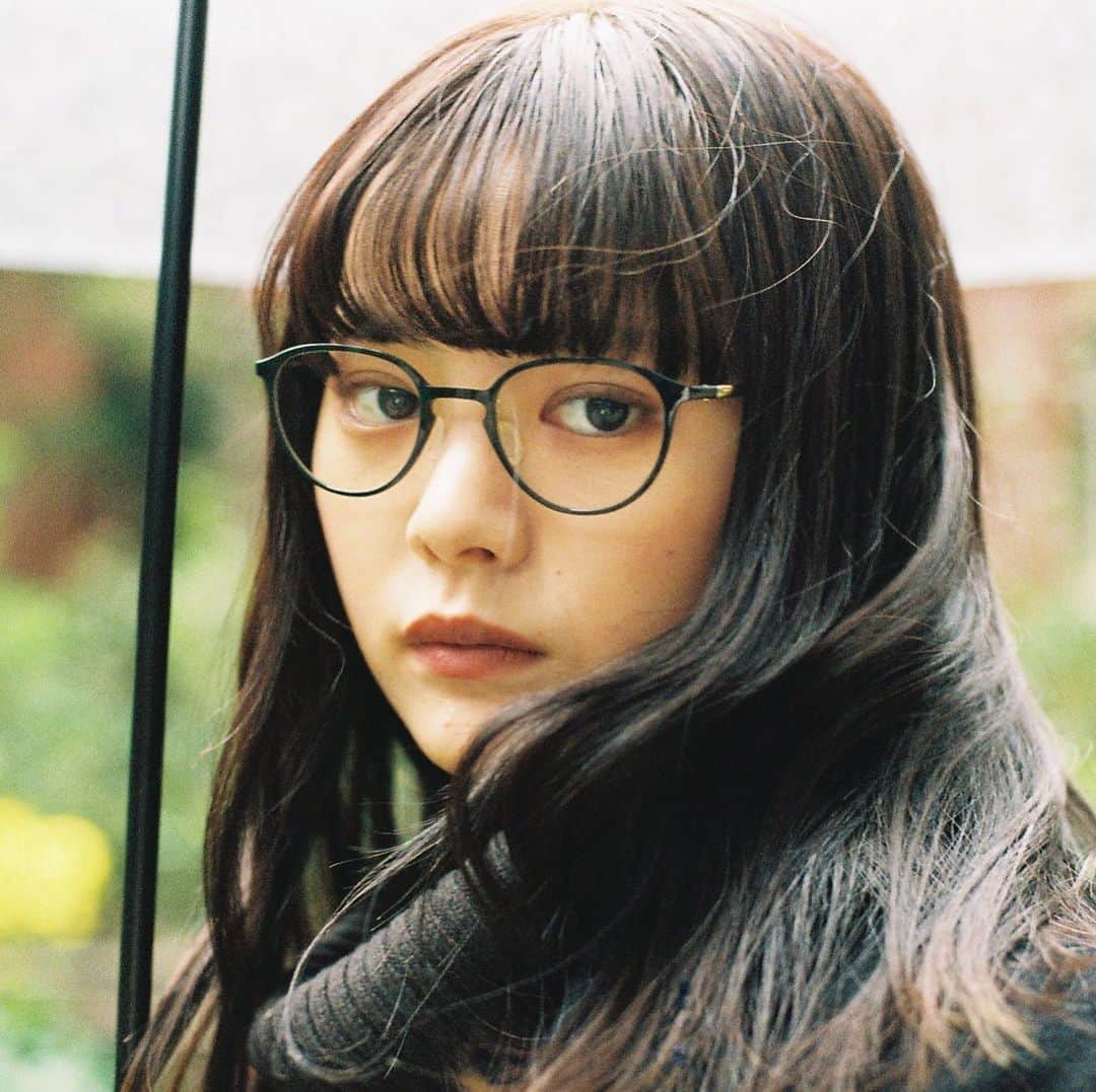 Zoff Officialのインスタグラム：「Zoff SMART CLASSIC / ZJ191027_14E1 Model @natsumi__kimura ボリューミーなタートルネックには、シャープなフレームのメガネを合わせてスッキリと。 テンプルのゴールドがキラリと映える、大人なスタイリングに。 #Zoff #ゾフクリスマスプレゼント #🤶 #🎁 **************************** Zoff公式Instagramアカウントフォロー＆「いいね！」でメガネが当たる　#ゾフクリスマスプレゼント　キャンペーン実施中。さらに年末年始を盛り上げるストーリーズ用フィルターを全員にプレゼント中 。 . ■企画概要 Zoff公式Instagramアカウント「@zoff_eyewear」をフォローし、Zoff公式Instagramアカウントによる12月投稿分のハッシュタグ　#ゾフクリスマスプレゼント がついている全８投稿いずれかに「いいね！」をしてくれた方の中から、それぞれ1投稿につき1名合計8名様に投稿で使用した同型のフレームに「Zoff UVクリアレンズ」(※度無し)をセットしたメガネをプレゼント。 . ■参加資格  下記2条件を満たすことで参加可能 ①Zoff公式Instagramアカウント「@zoff_eyewear」をフォロー ②Zoff公式Instagramアカウントによる12月投稿分の「#ゾフクリスマスプレゼント」 ハッシュタグがついている全8投稿の中から、ご希望のメガネが着用されている投稿に「いいね！」をする ※すでにZoff公式Instagramアカウントをフォローいただいている方もご参加いただけます ※公開アカウントのみ抽選対象とさせていただきます ※キャンペーン期間中にフォロー、「いいね！」を外されている方は対象外とさせていただきます . ■賞品  投稿で使用した同型のフレームに「Zoff UVクリアレンズ」(※度無し)をセットしたメガネ 各1本合計8名様分 . ■キャンペーン期間 2019年12月2日（月）以降投稿分〜2019年12月20日（金）23：59まで . ■当選発表  当選結果はDMにて当選者様のみにお送りいたします . ■プレゼント発送予定 2019年12月24日（火）発送予定 . ■応募規約  当社が実施する「#ゾフクリスマスプレゼント」キャンペーンに応募の方は、以下をよくお読みいただき、ご同意いただける場合のみご応募ください。 https://www.zoff.co.jp/shop/t/t1642/」