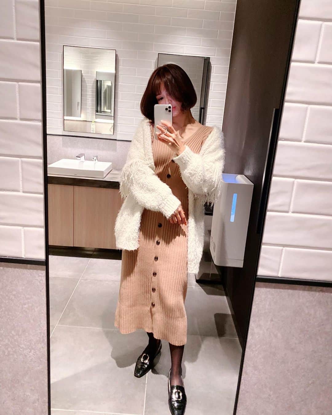 のインスタグラム：「秋もいい女ニットがすき🥰💕﻿ ワンピが大好きでやめられまてん！﻿ (いい女ニットは勝手に命名)﻿ ﻿ onepiece : @fray_id ﻿ cardigan : @gelatopique_official ﻿ shoes : @zara ﻿ ﻿ ﻿ ベージュも可愛いし﻿ デコルテの空き方もウエストのゴムも﻿ とても好き…丈感もちょうどよくて﻿ 即決してしまいました🙂💓 ﻿ ﻿ ﻿ #私服　#ワンピ　#ワンピコーデ　#いい女ニット　#いい女ワンピ　#frayid  #フレイアイディー　#ボブ　#ショートボブ　#ショートヘア　#ショートカット　#ベージュニット　#タイトワンピース」