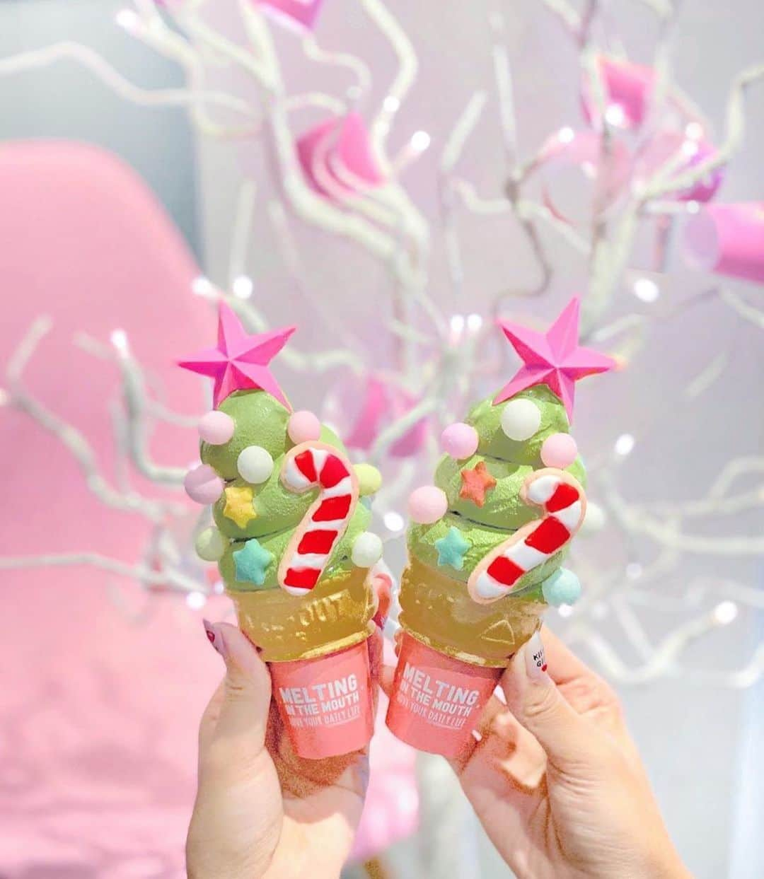 KIREIMOさんのインスタグラム写真 - (KIREIMOInstagram)「. 寒くてもやっぱりアイスは食べちゃう🍦 Melting In The Mouth Tokyoのクリスマス限定メニュー、 とってもかわいい...🌲✨ お味は抹茶味💫 . ------------------------------------------------------------ Place：Melting In The Mouth Tokyo Menu：クリスマスツリーソフトクリーム ------------------------------------------------------------ .  repost from @shiodoll  #KIREIMO #キレイモ #脱毛 #全身脱毛 #脱毛サロン #美容 #美容情報 #美容部 #肌ケア #アイスクリーム #アイス #クリスマス限定 #クリスマス #クリスマスメニュー #限定メニュー #スイーツ #スイーツ女子 #カフェ巡り部 #アイス部 #クリスマスツリー #アイシングクッキー #ソフトクリーム #ソフトクリーム部 #ソフトクリームパフェ #メルティングインザマウス #広尾カフェ #クリスマススイーツ #アイスツリー #フォトジェニックスイーツ #ピンクカフェ」12月4日 12時21分 - kireimo_official