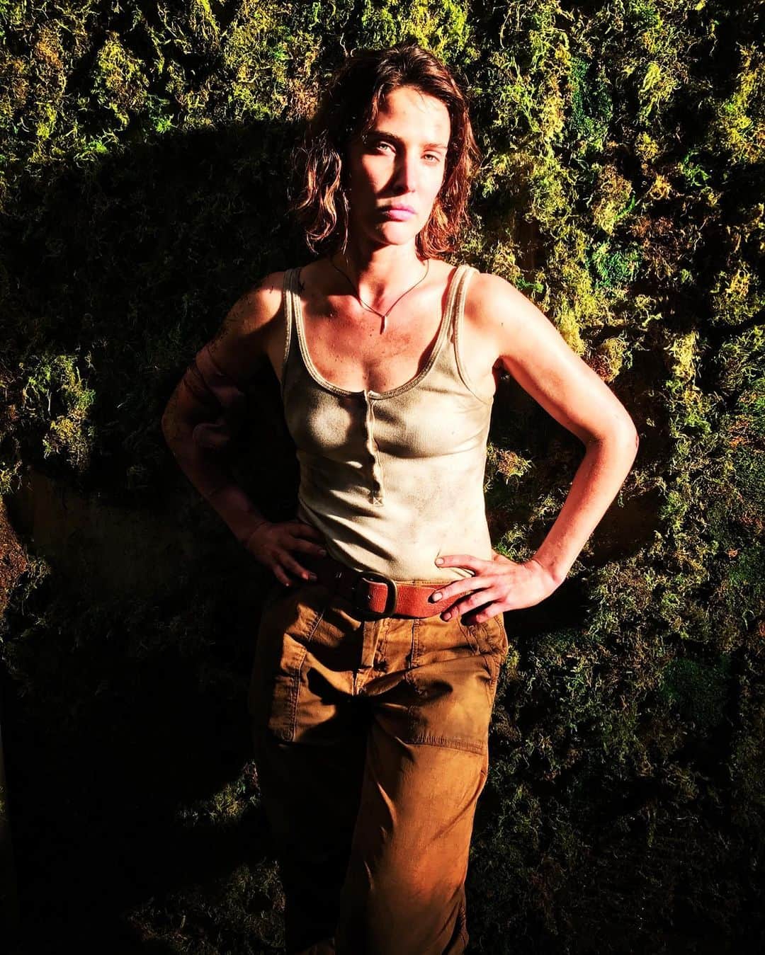 コビー・スマルダーズのインスタグラム：「An episode we shot of #room104 over a year ago airs tonight on @hbo. It was a wild ride, directed by @meleslyn, we voyaged into an ever expanding tropical jungle together. It was a blast. #savetheplants」