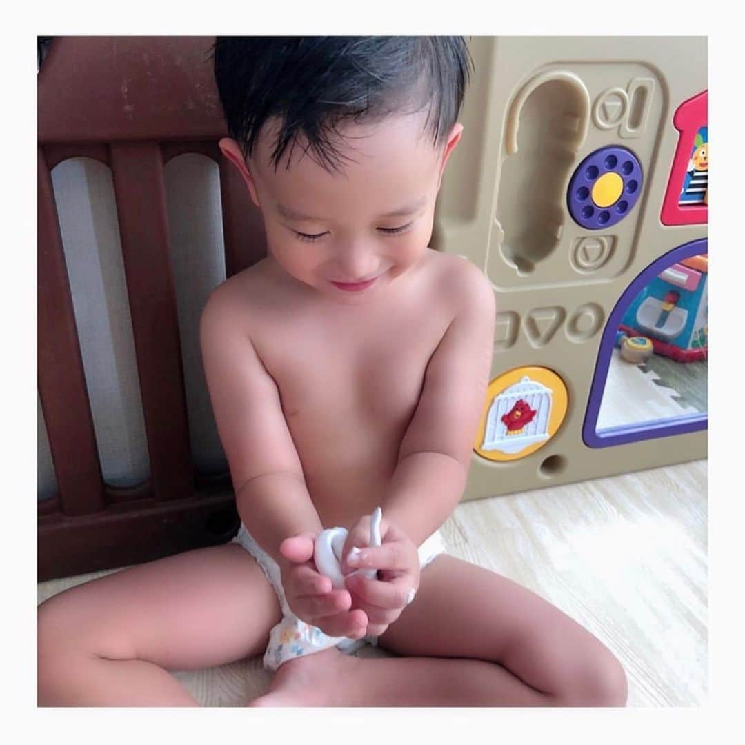 Fam's Baby ファムズベビーさんのインスタグラム写真 - (Fam's Baby ファムズベビーInstagram)「次男くんのおしりを守れて良かったです😭💕 お使い頂きありがとうございます✨ おむつかぶれの赤み、乾燥にもお肌を保護して水分逃さず保湿され改善していきます✨ ・ この時期乾燥が激しいので引き続きあわあわでバリア機能高めていきましょう☁️ ・ ・ Repost @reotoshi_mama ・・・ ◡̈ ⋆ 次男くんのおむつかぶれがあまりにも酷くて 藁にもすがる思いでファムズベビー購入😭 おしりの皮がめくれて痛々しかった 次男くんのおしり🍑⚡️ . １日目はただただ治る事を祈って… ２日目におむつを脱がしたら衝撃！ 皮がめくれてたのもおしりの赤みも めちゃくちゃマシになってて 少量のおしっこでも ギャン泣きしてたのが嘘みたい😂 バリア機能で予防もしてくれるから 完治してからもこれは使う！！ どんだけ凄いか伝えるためにも Before・Afterの写真撮っとけば良かったって ただただ後悔😭💔笑 . ※写真は泡にどハマり中の長男ですw ⋆ ------------✭---------------------------------- #ファムズベビー #famsbaby #おむつかぶれ  #時差スタグラム  #時差投稿  #babyboy #2kids #babystagram  #男の子ベビー #男の子ママ #育児アカウント  #成長記録 #子育て記録 #育児記録 #兄弟育児  #ベビフル #コノビー #コドモノ #スマイル育児  #ママリ #ママタス #たまひよ  #ベビスタグラム #子育てグラム #親バカ部 #ゼクシィbaby #instababy #コドモダカラ  #赤ちゃんのいる生活 #赤ちゃんのいる暮らし ----------------------------------✭------------」12月4日 12時16分 - famsbaby