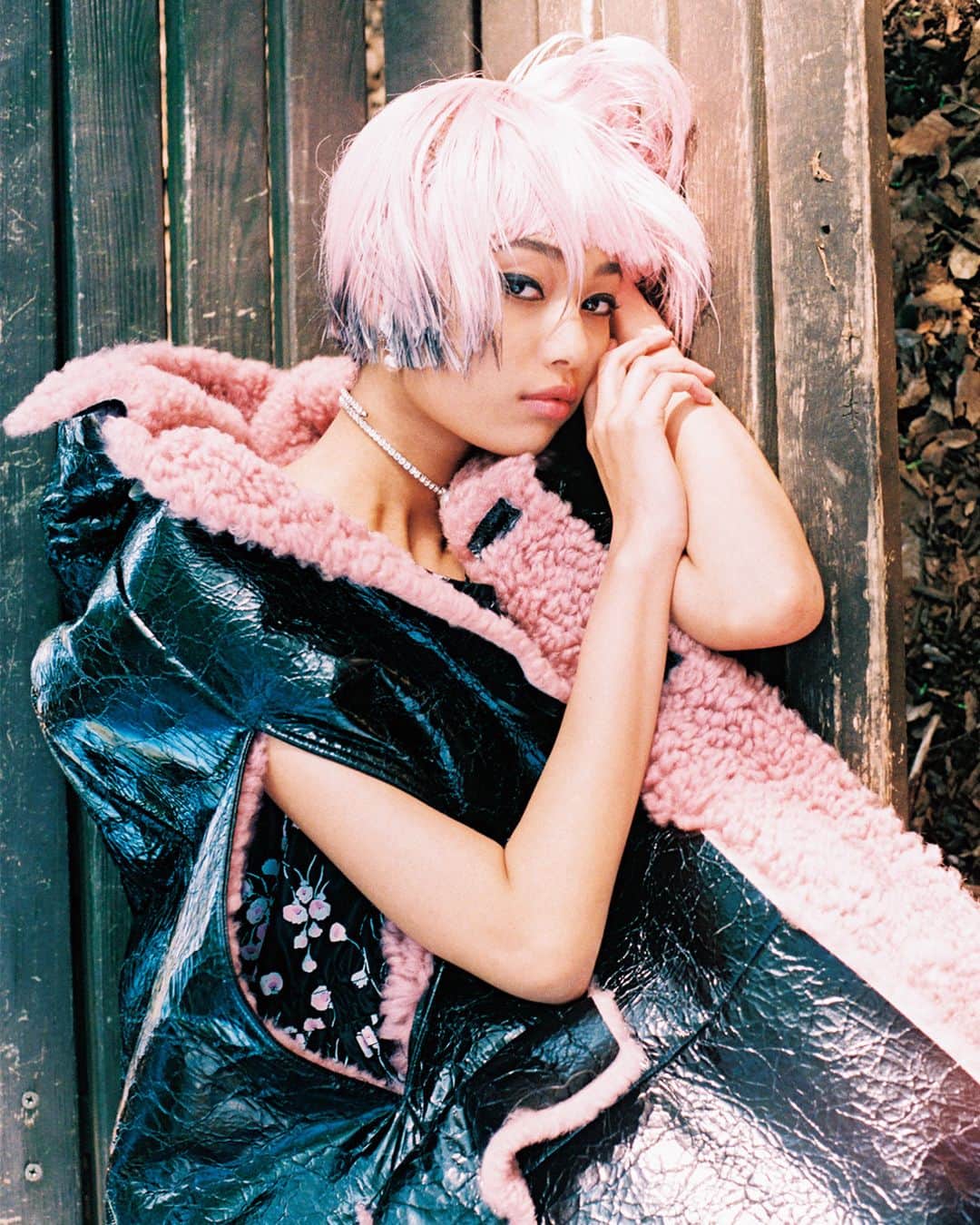 NYLON JAPANさんのインスタグラム写真 - (NYLON JAPANInstagram)「ピンクのウィッグを被った彼女はもうひとりの私？　この冬は、ダーク×ロマンティックなムードがトレンド。ブラック&ピンクのカラーリングのケープコートは、パテントシアリングのノースリーヴでセンシュアルなムードがかおる。首にはキラリとチョーカーを添えて。  january issue WHO IS…？ model @aria_polkey  all item @miumiu  #nylonjapan #nylonjp #nylonguys #nylonguysjapan #whois #fashion #caelumjp」12月4日 12時17分 - nylonjapan