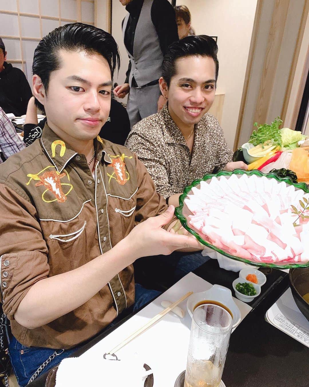 のインスタグラム：「佐世保のライブの後は 主催者の方がやっている "琉球しゃぶせん"で打ち上げでした🎵 . ２年くらいかけて おいしいお肉を選んだんだって🥩 . しゃぶしゃぶはもちろん、 どのメニューも めちゃくちゃおいしかった💞 . 佐世保に行った際はぜひ👏 . (２.３枚目の写真は 全く関係なく、いくおが タピオカではしゃいでる様子。) . #長崎 #佐世保 #sasebo #nagasaki #琉球しゃぶせん #しゃぶしゃぶ #biscats #thebiscats #ビスキャッツ」