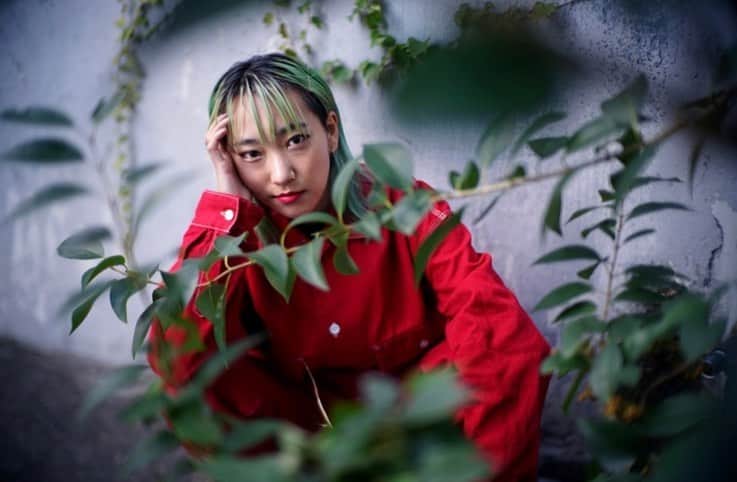 あっこのインスタグラム：「キリッ💫朝日新聞関西版、明日の夕刊にGRRRLISMインタビュー載ります！！！GRRRLISMはリリースして1年経つけど、共鳴してくれた人のパワーが連なって、こうやって取材して頂きつづけております！今回は、ずっと関西のライブやトークイベントに参加してくださってたライターさん(しかもずっとライターさんとは知らなかった！)が取材してくれました🌈ああラップやって良かったありがとう⚡️⚡️大阪イベントももうすぐなので、ぜひ関西の方チェックしてください💚💚💚 #asahi #GRRRLISM #goodvibrations  #akkogorilla #rapper #japan」