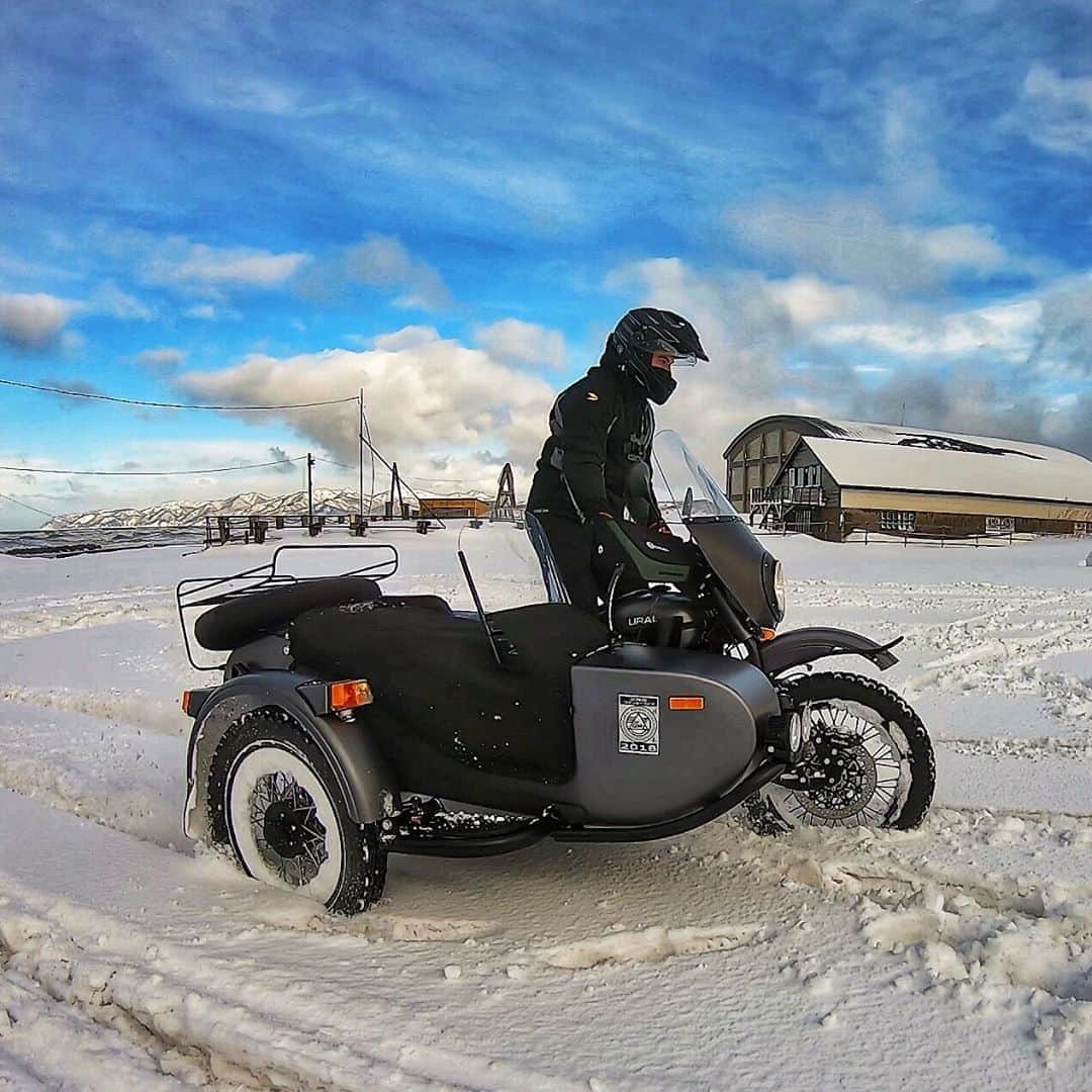 Ural Motorcyclesさんのインスタグラム写真 - (Ural MotorcyclesInstagram)「ウラルの冬遊び時期が近づいています！この冬も遊びまぢょう！ #ウラルアドベンチャー #ウラルウインターライド」12月4日 12時43分 - ural_japan_official