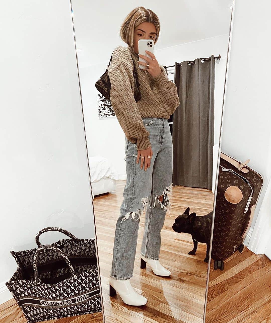 Lauren Elizabethのインスタグラム：「Forced myself out of comfy clothes 🖤 All new @xlethelabel sweater & boots plus more dropping Thursday 🙌🏻」