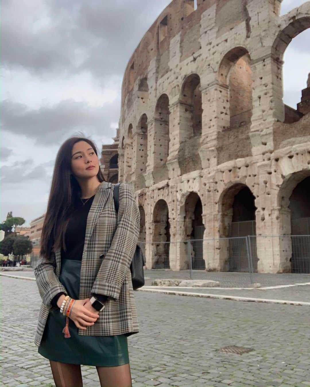 Kim Chiuさんのインスタグラム写真 - (Kim ChiuInstagram)「𝑺𝒐𝒍𝒊𝒗𝒂𝒈𝒂𝒏𝒕!🌼. . . Watch my new video now up on my channel as I roam around rome!!!😁 Feel free to subscribe and comment!!!♥️ 𝒈𝒓𝒂𝒛𝒊𝒆 𝒎𝒊𝒍𝒍𝒆!!!💋 #chiurista #ootdksyc for full video link in my bio ☝🏻」12月4日 13時05分 - chinitaprincess