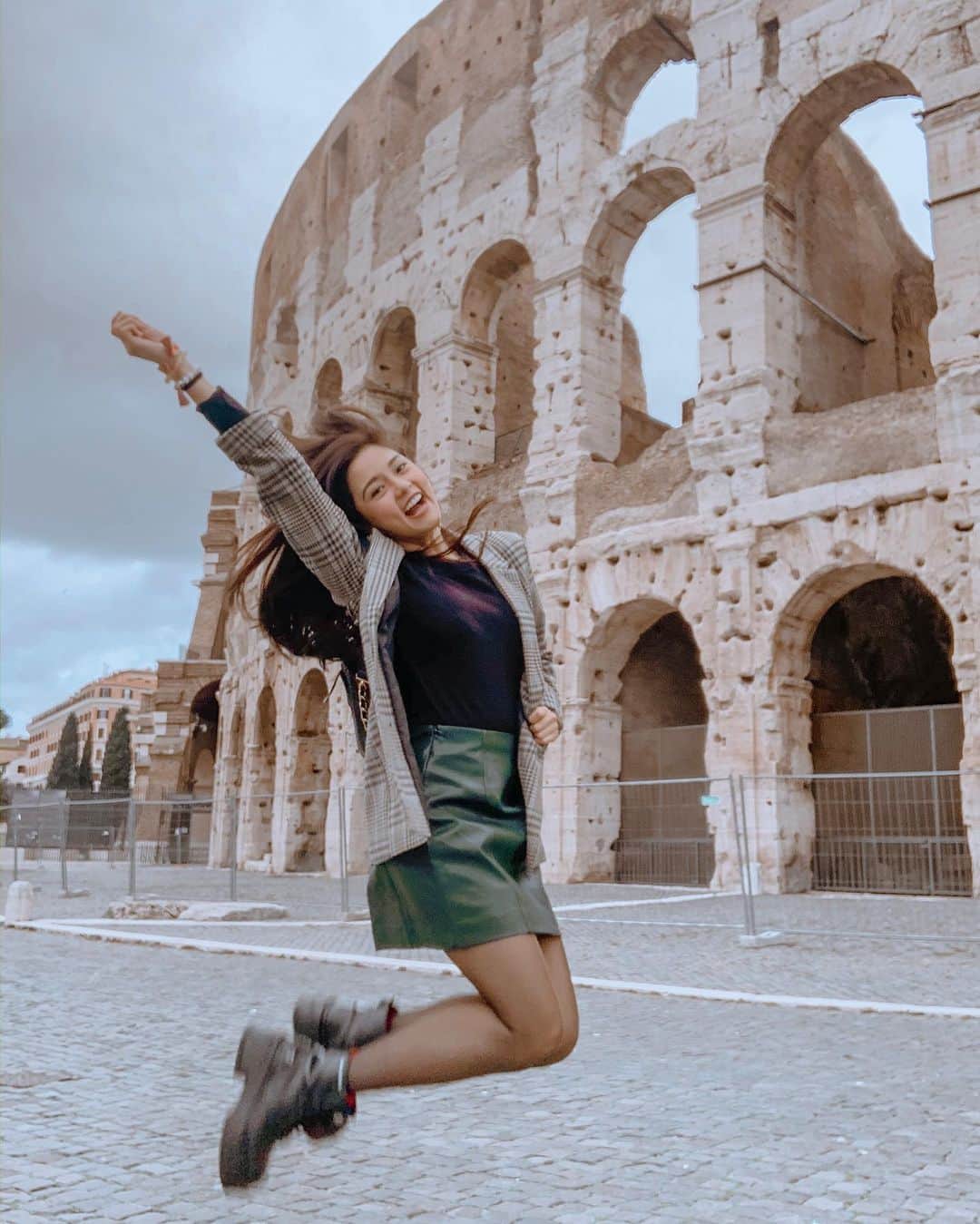 Kim Chiuさんのインスタグラム写真 - (Kim ChiuInstagram)「𝑺𝒐𝒍𝒊𝒗𝒂𝒈𝒂𝒏𝒕!🌼. . . Watch my new video now up on my channel as I roam around rome!!!😁 Feel free to subscribe and comment!!!♥️ 𝒈𝒓𝒂𝒛𝒊𝒆 𝒎𝒊𝒍𝒍𝒆!!!💋 #chiurista #ootdksyc for full video link in my bio ☝🏻」12月4日 13時05分 - chinitaprincess