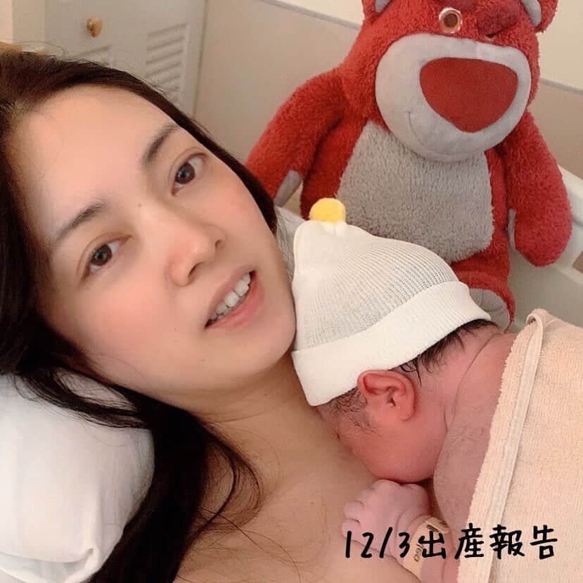 小西さやかのインスタグラム：「昨日の朝9:12に3592gで無事に女の子が生まれました！ . 出産予定日から4日遅れで、出産までは焦りと不安がいっぱいだったので、オギャーと声を聞いたときは本当に感動でした。産まれてすぐ2時間後には授乳したのですが、必死に飲む姿や離された時に泣きじゃくる姿を見てとっても愛おしくなりました。 . これからは、母親、赤ちゃんに関する知識もしっかり科学的根拠を調べて皆様に発信していきたいと思います。皮膚、美容に関して知りたいことなど、是非、お気軽にご質問ください！ . 子育ては皆様に教えてもらいながら頑張りたいと思います。 . <出産までの道のり> 前日の深夜3:00頃から不定期の陣痛が始まり、7:00からは7-8分おきに。 昼頃に一旦、遠のき12分おきに。検診に15:00頃行きましたが一旦、帰ることになり、そのまま会社に戻りお仕事へ。8分毎に陣痛がきてましたが、なんとか、2月からスタートする美容液セミナーの内容打合せを終え、経皮吸収セミナーの資料チェックを、終わらせた頃には陣痛が5-6分おきに。 病院に電話したところ、ご飯を食べてシャワー浴びてから来るように言われ、22:30に病院到着。 子宮口が3-4cmになるまで、ひたすら陣痛に耐えてました。四つん這いになると痛みが軽減するので、5分おきに寝転んで四つん這いになってを繰り返して、27:00に無通分娩の麻酔投与。陣痛が痛すぎて、無通分娩の注射や針を入れていくのが痛いとよく聞いていましたが全く感じませんでした。 そして、8:30頃に子宮口が全開に！陣痛がくるタイミングに合わせて、横向きで左右で4回ずつほどいきみ、「そろそろ前向きでお産の体制にしてからいきみましょう！」ということになり、助産師さんが4人くらい来てくださり、 大股開きに！その体制の一回のいきみで一気に頭がでてきて、次の2回目のいきみで全部の頭が出てくれ、「いきみがうまくてすごい安産だ」と助産師さん達に褒めてもらいました！事前にyoutubeで出産当日の動画何時間も見続けていたのが良かったのかもしれません。本当に無事に産まれてきてくれて良かった(^^)ほっとしてます。  #出産報告 #出産　#出産準備　#無通分娩　#出産レポ　#出産レポート　#無通分娩レポ #授乳　#聖路加国際病院　#出産記録 #産まれた　#産まれた日 #陣痛　#陣痛待ち #陣痛なう #乳児炎　#アレルギー」