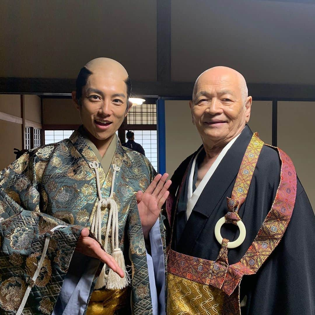 杉浦太陽さんのインスタグラム写真 - (杉浦太陽Instagram)「今回の映画の主演！  武田信虎役の寺田農さんと！！！！！ オーラといい、迫力といい… 大先輩から勉強させていただいてます！！！！！！ 奥様がブログを見てくださってるとの事で、 とても嬉しいです😊  @sugiurataiyou_official  #寺田農　さん #武田信虎 #大先輩 #勉強させていただいてます #奥様ありがとうございます」12月4日 13時01分 - sugiurataiyou_official