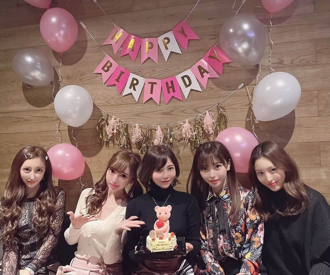 夢咲りおなさんのインスタグラム写真 - (夢咲りおなInstagram)「♥️mikako Happy Birthday♥️ . 産まれてきてくれてありがとう♥️ いつも相談乗ってくれてありがとう♥️ 仲良くしてくれてありがとう♥️ 可愛くて癒されてるありがとう♥️ 遊んでくれてありがとう♥️ 色々ありがとう♥️ . . サプライズみんなで考えてお祝いできました♥️🎂🎁 . . . #誕生日#バースデー#サプライズバースデー#貸し切りパーティー#誕生日ケーキ#lounge #可愛い#女子会#美容#女子#東京#六本木」12月4日 13時10分 - yumerio0906