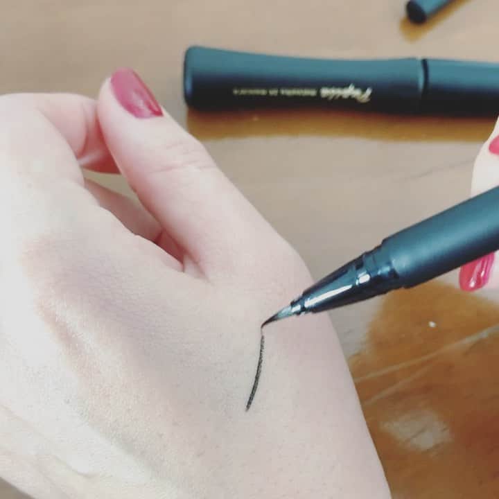 のインスタグラム：「@tokyocosmetics_official から 発売される、プロデュースさせていただいたアイライナー。 まつ毛のケア、目元のケアをしながら綺麗なラインが引けます  #PUPILA #matsuiku24mascara  #matsuiku24eyeliner  #コスメさがすなら #tokyocosmetics_official #マスカラ #アイライナー #コスメ」