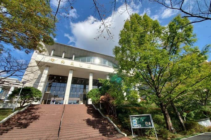 Soka Universityさんのインスタグラム写真 - (Soka UniversityInstagram)「Campus Seasonal Photos November ① 丹木の歳時記　霜月① ⑴ 羽団扇楓(ハウチワカエデ・Hauchiwakaede) ⑵ 中央図書館・Central library  ⑶ 本部棟・Central Tower ⑷ 山茶花(サザンカ・Sazanka) ⑸ 紫式部(ムラサキシキブ・Murasakishikibu) ⑹ 石蕗(ツワブキ・Tsuwabuki) ⑺ 荒毛木耳(アラゲキクラゲ・Aragekikurage) ⑻ 真鴨(マガモ・Magamo) ⑼ キチョウ・Kichou  ⑽ テングチョウ・Tenguchou #discoversoka #sodaigram #sokauniversity #hachioji #tokyo #japan #campus #university #students #environment #nature #november #global #beautiful #創価大学 #八王子 #東京 #大学 #キャンパス #自然 #環境 #学生 #11月 #霜月 #秋 #四季」12月4日 13時30分 - sokauniversity