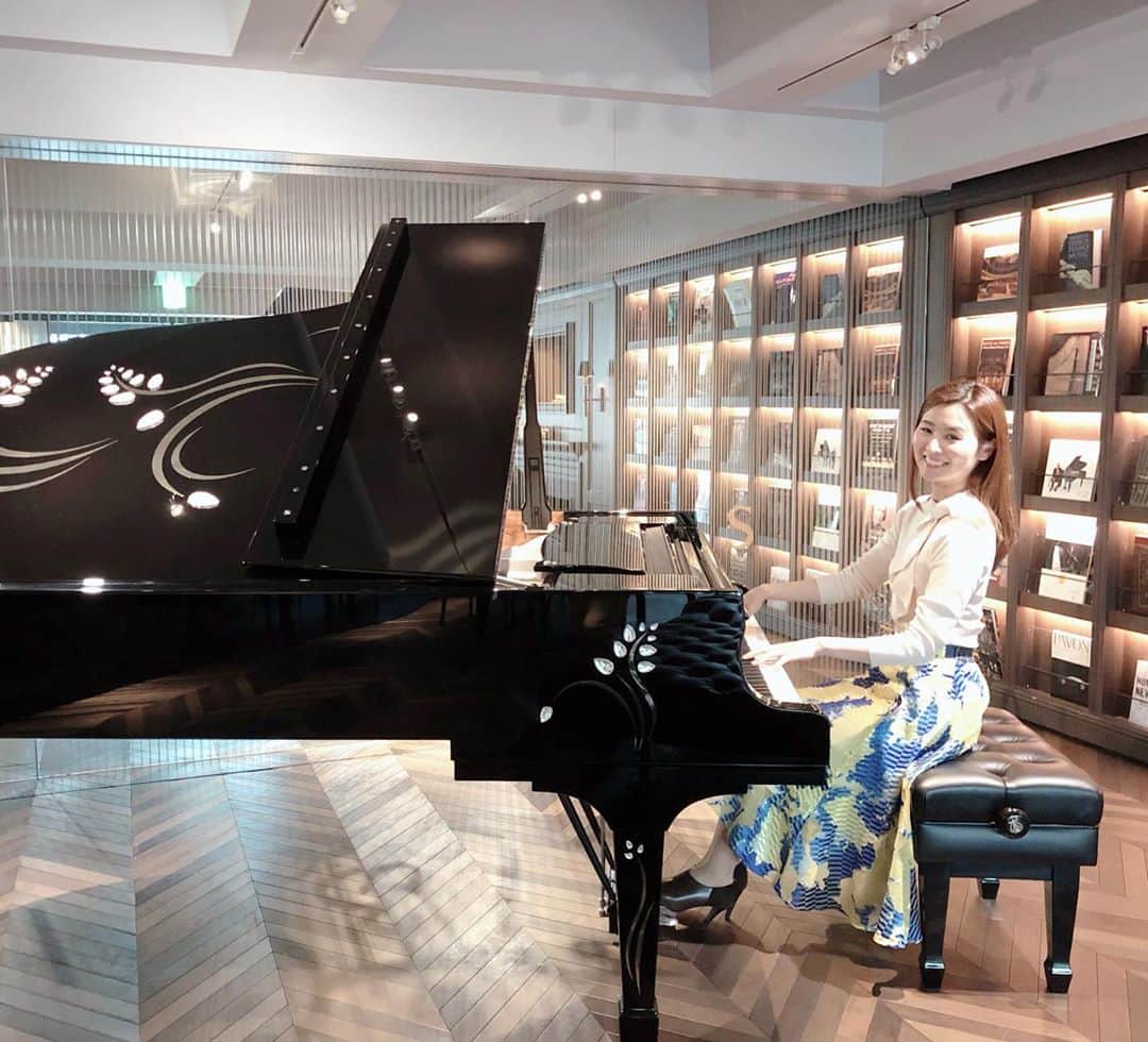 森本麻衣のインスタグラム：「crystal steinway💎✨ . また近いうち #スタインウェイ　さんに お伺いしよう💕 . . . . @steinway_tokyo  @steinwayandsons  #maimorimoto#piano#pianist #steinway#steinwayandsons#crystal#version#tokyo#🎹 #森本麻衣#ピアノ#ピアニスト #グランドピアノ#特別#クリスタル#綺麗#ゴージャス#💎#🎵#スタインウェイ東京」