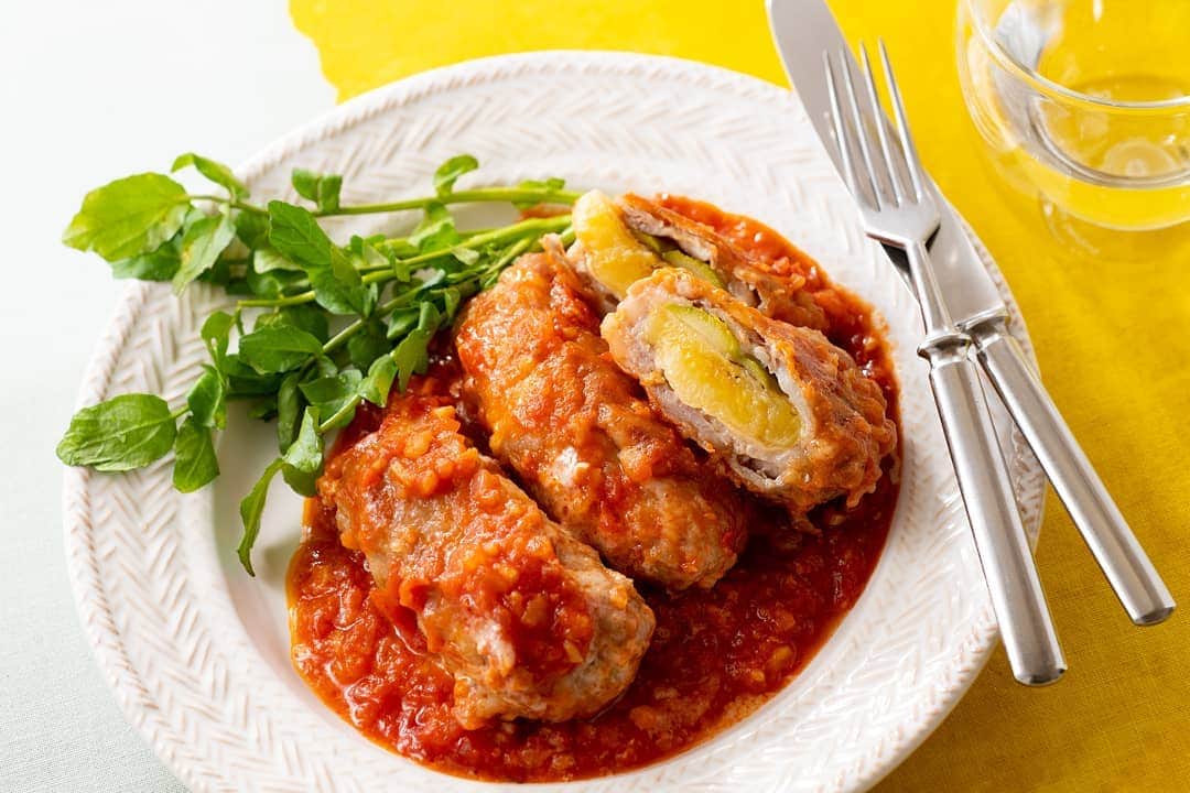 Dole_jp ドール ジャパンのインスタグラム：「バナナの肉巻きトマトソース🍌🍅 . バナナとチーズがトロ～ッとなってトマトソースと不思議なハーモニー🧀🎵😁 . . 材料📓（2人分） . ・バナナ １～２本🍌 ・アスパラガス ３本 ・スライスチーズ ３枚🧀 ・豚バラ薄切り肉 12枚🐷 ・片栗粉 適量 ・サラダ 油大さじ1/2 . ＊トマトバナナソース＊ ・トマトソース（市販） 150ｇ🍅 ・水 100ml ・バナナ 1/2本🍌 ・塩 小さじ1/4 ・こしょう 少々 ・クレソン 適量☘️ . . 📓作り方 . 1. ❇️バナナは縦半分にして長さを2等分にし、残りのバナナは粗く刻む🍌 ❇️アスパラガスはサッとゆで、縦半分にしてバナナと同じ長さに切る🔪 ❇️スライスチーズは半分に切る🧀 ❇️豚肉２枚を少し重ねて並べ、バナナ、アスパラ、チーズのそれぞれ1/6量ずつを巻き、片栗粉をまぶす✨これを６個作る😆 . 2.フライパンにサラダ油を熱し、肉の巻き終わりを下にして全面をしっかりと焼き、豚肉に火が通ったら取り出す🍳 . 3.２のフライパンにトマトバナナソースの材料を入れて、少しトロミが出るまで煮たら、豚肉を戻し入れ、５分ほど煮て、器に盛りつけ、クレソンを添える🎵 . . #ドール #Dole #バナナ #豚肉 #トマトソース #グルテンフリー #レシピ #カフェご飯 #チーズ #fruits #banana #cooking #recipe #Delistgrammer #デリスタグラマー #instafood #インスタフード #デリミア #クッキングラム #foodart #簡単レシピ #簡単料理 #簡単ごはん」