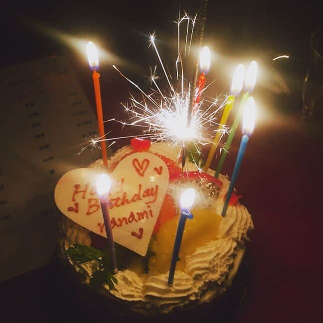 岩村菜々美さんのインスタグラム写真 - (岩村菜々美Instagram)「誕生日ケーキ🎂 いつであろうが嬉しいもんは嬉しい😊✨ 頂いてばかりですが、いつかちゃんと返せるようにしよう！ #誕生日ケーキ #birthdaycake  #新宿ゴールデン街 #猪鹿蝶」12月4日 13時45分 - nanami1120