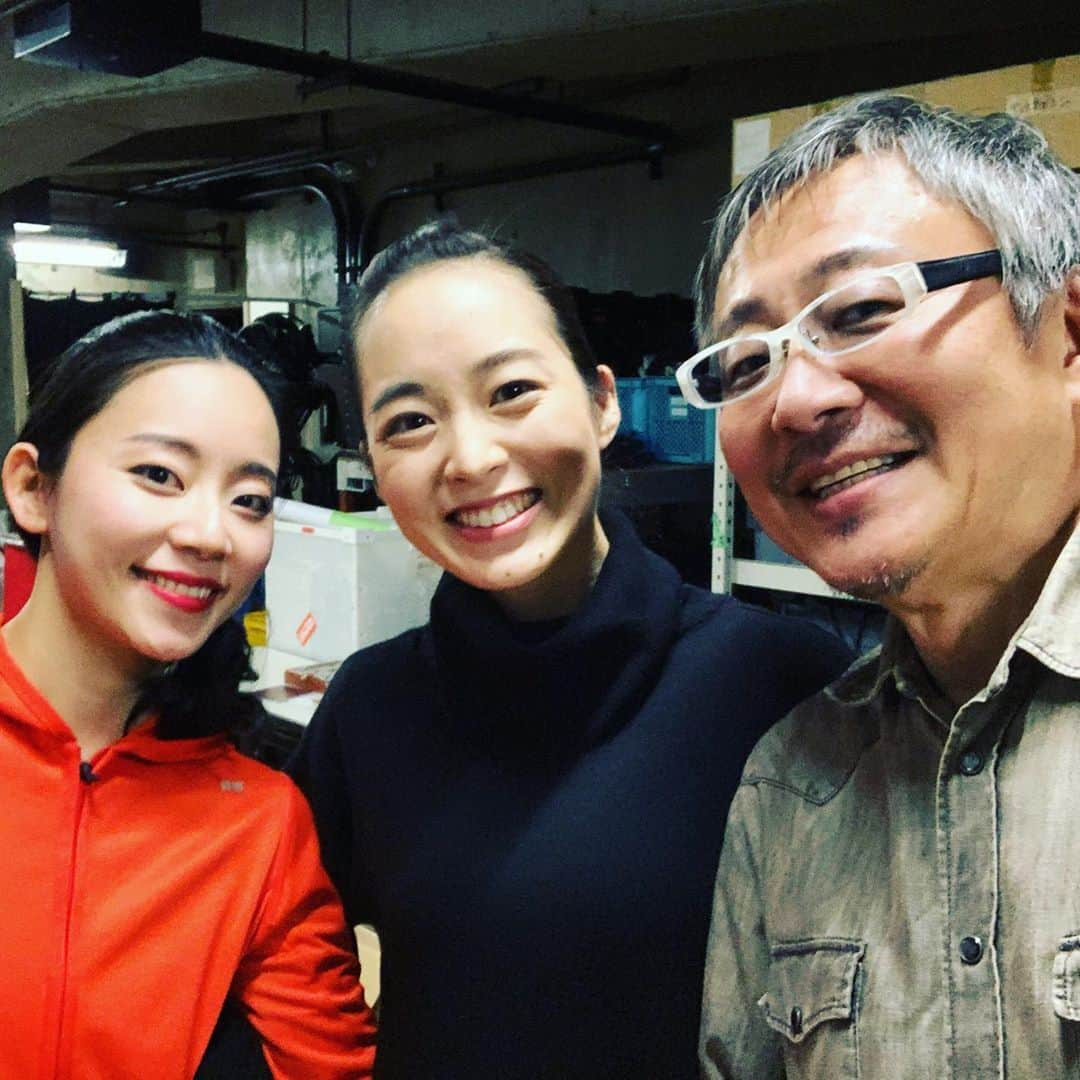 松尾貴史さんのインスタグラム写真 - (松尾貴史Instagram)「#二兎社 公演「 #私たちは何も知らない 」観劇。「 #江戸の青空 」で親子の役で共演した #朝倉あき さん、 #京都造形芸術大学 の教え子 #大西礼芳 さん #枝元萌 さんら出演。  素晴らしい世界でした。 時代背景に逆らう形のコスチュームの意味が、後半に分かった気が。  各地方を回る公演なので、皆さんチャンスを見つけてご覧を。  ロビーでは、前回の私も出演した公演「 #「ザ空気2誰も書いてはならぬ 」のDVDも販売されていて、恥ずかしながら私もちらほらと。」12月5日 0時44分 - kitsch.matsuo