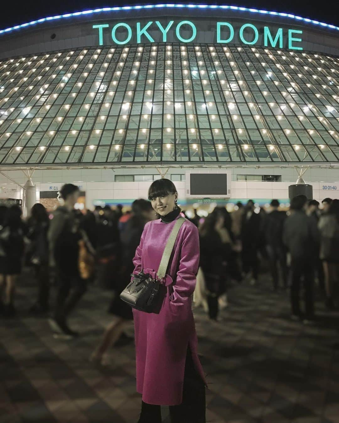 土岐麻子さんのインスタグラム写真 - (土岐麻子Instagram)「black&pink !  BLACKPINKを観た。最高の4人！バンドも素晴らしかった。  ２枚目はドームで落としたピアス見つかったのポーズ」12月5日 0時41分 - tokiasako