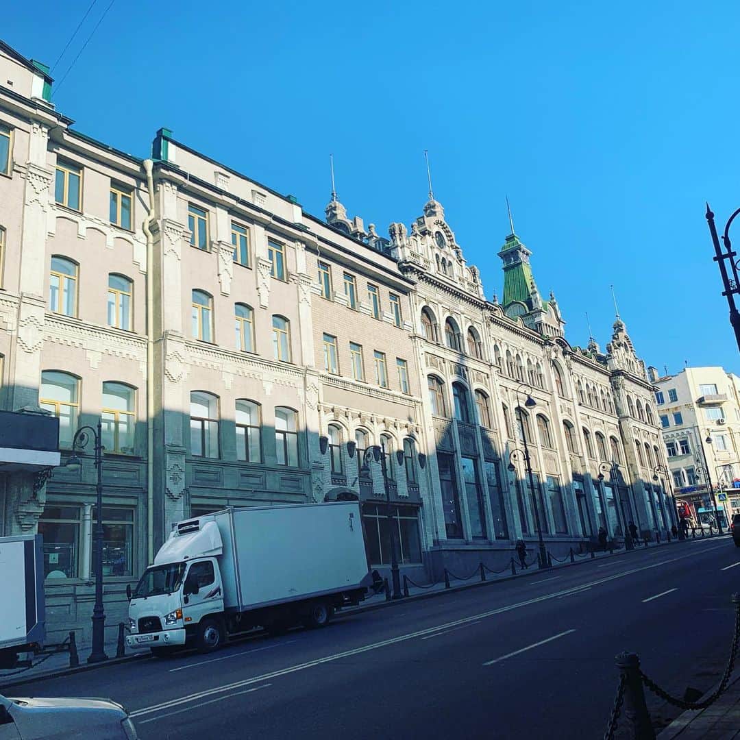 すうれろさんのインスタグラム写真 - (すうれろInstagram)「#ウラジオストク ３日目はまず #グム百貨店 を目指しました♡グム百貨店はモスクワにもありますが、ウラジオストクの場合百貨店とは名ばかりで中はZARAけれど裏路地が面白いことになってるのです。#スヴェトランストリート を歩いている途中に中央広場があり( #革命戦士広場 )銅像や、改修工事中の #ロシア正教会 があり、金曜と土曜はバザールが開かれるみたいで、行ってみようと思います。  広場の奥にマトリョーシカの看板が目印の大きなお土産屋さんがあり、その種類は圧巻です。 一つ一つ手作り、世界に一つだけのデザインです。ハンドメイドが大好きなので心くすぐられました。見ているだけでも楽しいです✨きっと、お気に入りの #マトリョーシカ が見つかると思います。マトリョーシカの他にも、食器や帽子、食品やスキンケアここでお土産はすみそうってくらい種類がありますが、現地の方によれば、街中のお土産やさんの方が三分の一くらいの価格で安く買えることもあるらしいのでよく調べて、一つ一つゲットしていくとお金がセーブできそう。  グム百貨店の行く通りに、ないと思っていた #sephora を発見しました（きゃー）コスメの物欲に負けそうになったしクリスマスコフレが値下げしていて爆買いしたくなりましたが今回の目的はロシアコスメなので一旦、我慢しました。でもセフォラがあるのは女子にとっては嬉しいですよね♡もちろん有名な海外コスメばかり揃ってました、ちなみに噴水広場のモールにNYXも入ってます。  #グム裏 に到着するとフォトスポットだらけです。個人的にグム百貨店も歴史のつまった佇まいでたまらないクラシカルなオーラを放ってましたが裏通りもオシャレ。とにかくオシャレいっぱいいっぱい写真を撮りたくなってしまいます。ちょっと変わったカフェもあり十分楽しめました。そしてお茶して気づいたのがこちらの国のスイーツ、見た目はがっつり甘そうでも全然甘くありません。素材の甘さというかエクレアにしてもフルーツの酸味やチーズの旨味を活かしていて日本のスイーツを想像すると全くと言っていいほど甘くありません！個人的にとても甘いスイーツのイメージがあったので、まさか日本のスイーツの方が甘いなんてビックリでした。日本のスイーツの三分の1くらいの甘さです。  グム裏を楽しんだ後は、潜水艦博物館に行きました実際に潜水艦の内部に,100ルーブルで入ることができます。太平洋戦争時代の貴重な資料が展示されていて厳粛な気持ちになりました。戦没者の方を弔う、 #永遠の炎 は志半ばに命を落とした方がこの地域にもこんなにもいるのだと歴史を感じました。1917年ごろには、日本人は6000人ほどウラジオストクに住んでおり、現在は100人前後だそうです。歴史を知り、話を聞くのも旅の醍醐味ですね。より、日本と違う面を感じれます。  明日は、ダメ元で現地のネイルサロンに突撃しましたら予約を取ることができたので、今こちらで流行っているアートなネイルを施してもらおうと思います♡動画もばっちり、撮ってくるのでVLOGとしてアップするね💅✨ネイル、、、どんな感じに仕上がるのか、とても楽しみです！. . . #ウラジオストク観光 #ウラジオストク旅 #admiralafokina #владивосток #ウラジオストクグルメ #ロシア料理 #ロシアコスメ #旅行 #海外旅行 #旅行好き #クリスマス #海外旅行記録 #日本から一番近いヨーロッパ #ロシア旅行 #vladivostok」12月4日 23時16分 - suurero