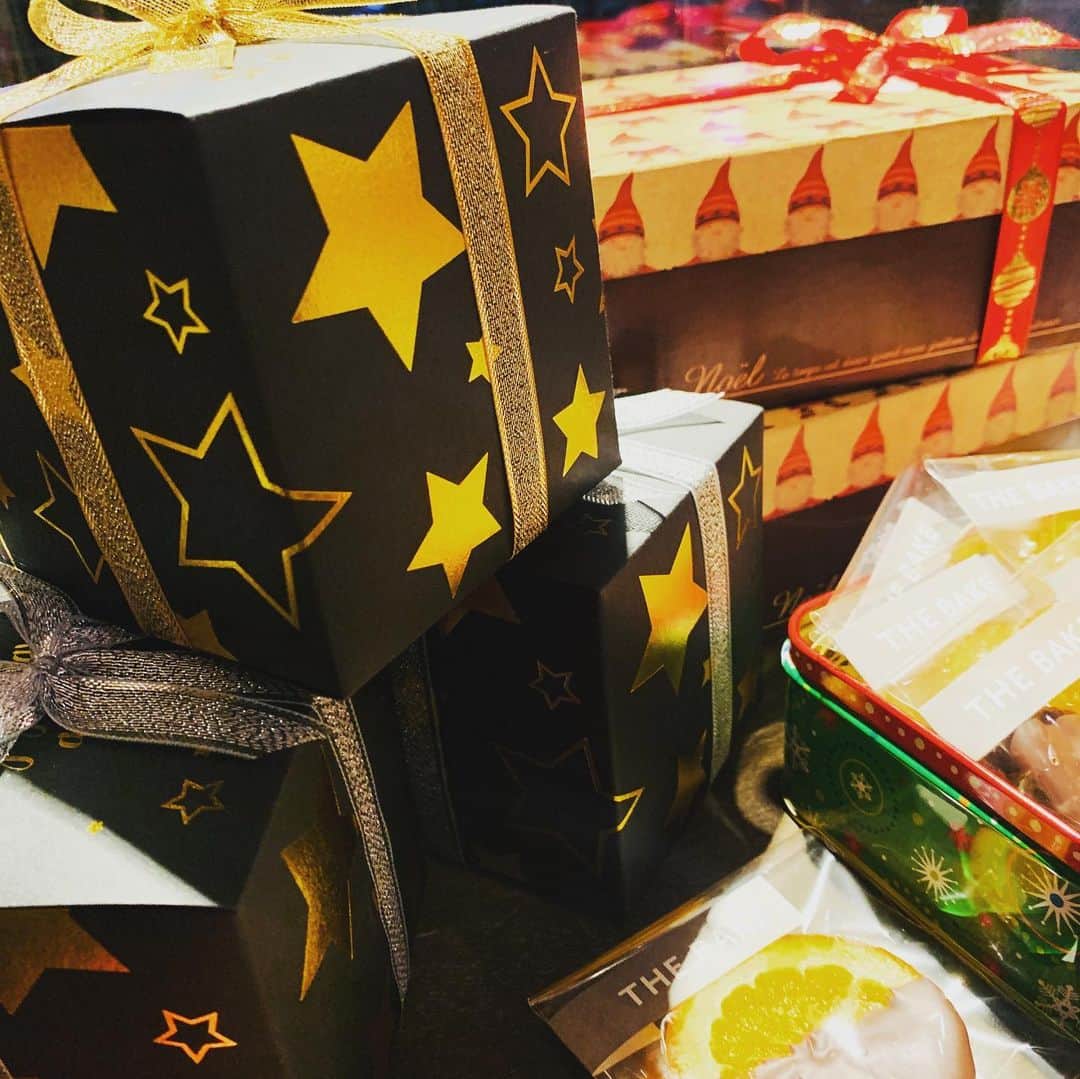 The Bakeさんのインスタグラム写真 - (The BakeInstagram)「Christmas gifts 🎁  まだまだ作る予定！ですがとりあえず第1弾完成です✨✨✨ １つ１つの詳細も上げたいのですが早く皆様にお見せしたくまとめてアップしました☺️ #christmas #christmasgift #merrychristmas #amandchocolat #cookies #gifts #クリスマスギフト #クリスマス #クリスマスプレゼント」12月4日 23時16分 - the_bake1121