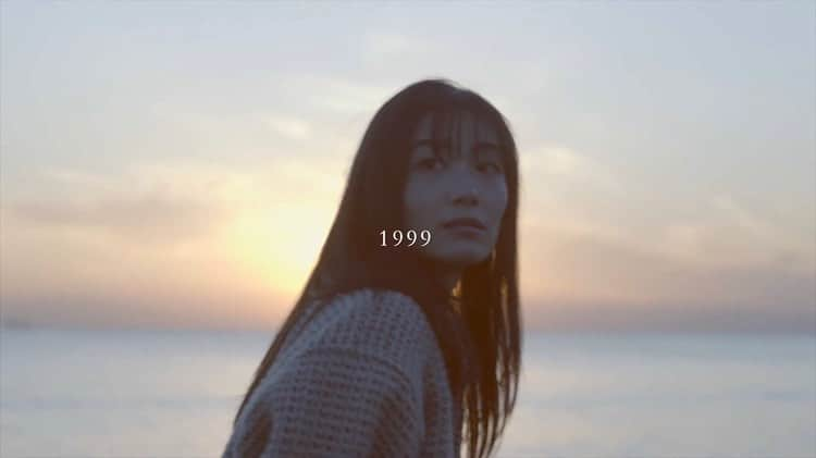 中田絢千のインスタグラム：「羊文学『1999』MVに出演しています。  こんな形でまじわる未来を知らずに、これまで何度も聴いていた曲。驚いたし、素直にうれしかった。 みてね。聴いてね。この時期にぴったりよ  さてさて みなさま、クリスマス前いかがお過ごしですか？ 私は（特段なにをするわけじゃないけど） クリスマス、好きです🎄  最近はハロウィンが終わると同時にいっぺんにクリスマスムードになるよね。 足取りかろやかな空気、どこか期待したくなる気持ち。それに しゃんしゃん、という鈴の音。どのイベントとも異なるワクワクがそこらじゅうを浮遊してる気がしてならない… のです…！どう？ まるで、いたずらっ子がニヤッとして好きな子に仕掛けるいじわるみたい。「ちょっぴり厄介な奇跡」というのがクリスマスにはある気がします。  そんな話はさておき  1999  クリスマス というと、当時の私は6歳になりたて。 「ノストラダムスの大予言」の意味をうっすらと理解してたような、してないような、 あの頃の瞳には何が映っていたのかな  夕焼けも朝焼けもその美しさはもちろんのこと、それにも増して惹かれるのは、あの潔い変わりっぷり。 恐れることも奢ることもなく、どんどん変わってゆく。消えゆく輝きだって力強い。ふしぎと最後まで温かい。 暮れていく空は美しかった。  ときには心に棘が刺さり、泥濘でもがく日だってある。 世界の終わりかのような気持ちになることだってあるでしょう。 でも、いつだって できればほんの少しのやさしさを蓄えていよう、と。 1999を聴くたびに思い返すだろう クリスマス前、ちいさな誓いを立てたのでした。🐏🐑 #羊文学 #1999  https://www.youtube.com/watch?v=2v8iq3tI0gM」