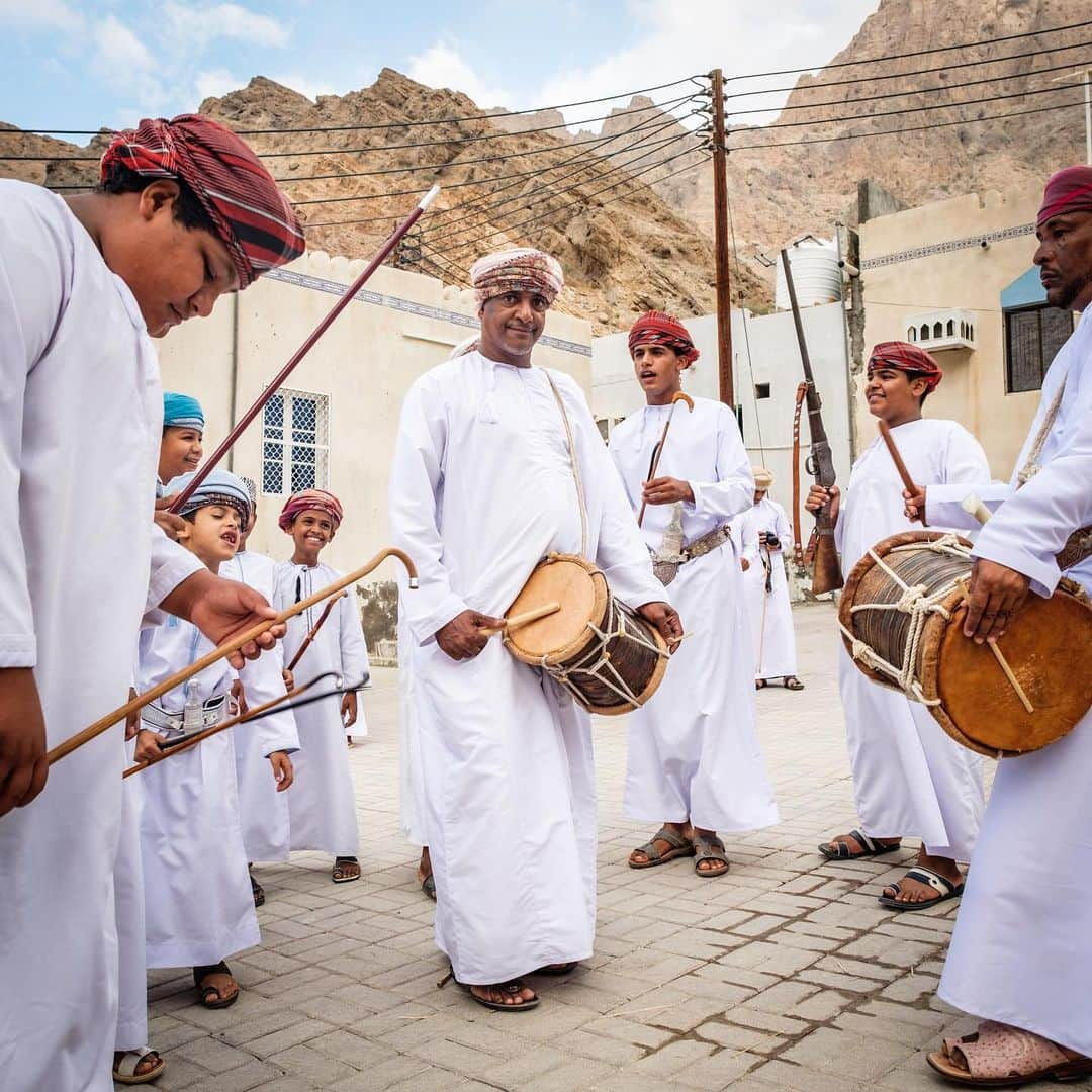 ウィリアム（ケンブリッジ公）さんのインスタグラム写真 - (ウィリアム（ケンブリッジ公）Instagram)「Near the Wadi al Arbaeen, The Duke of Cambridge visited the mountain village of Suwaih, where he received a spectacular musical welcome from the locals.  After meeting some of the locals, The Duke joined the village elders at an outdoor majlis seating area to learn more about life and challenges in the village today.  Photos 📷 PA / Kensington Palace  #RoyalVisitOman」12月4日 23時14分 - princeandprincessofwales