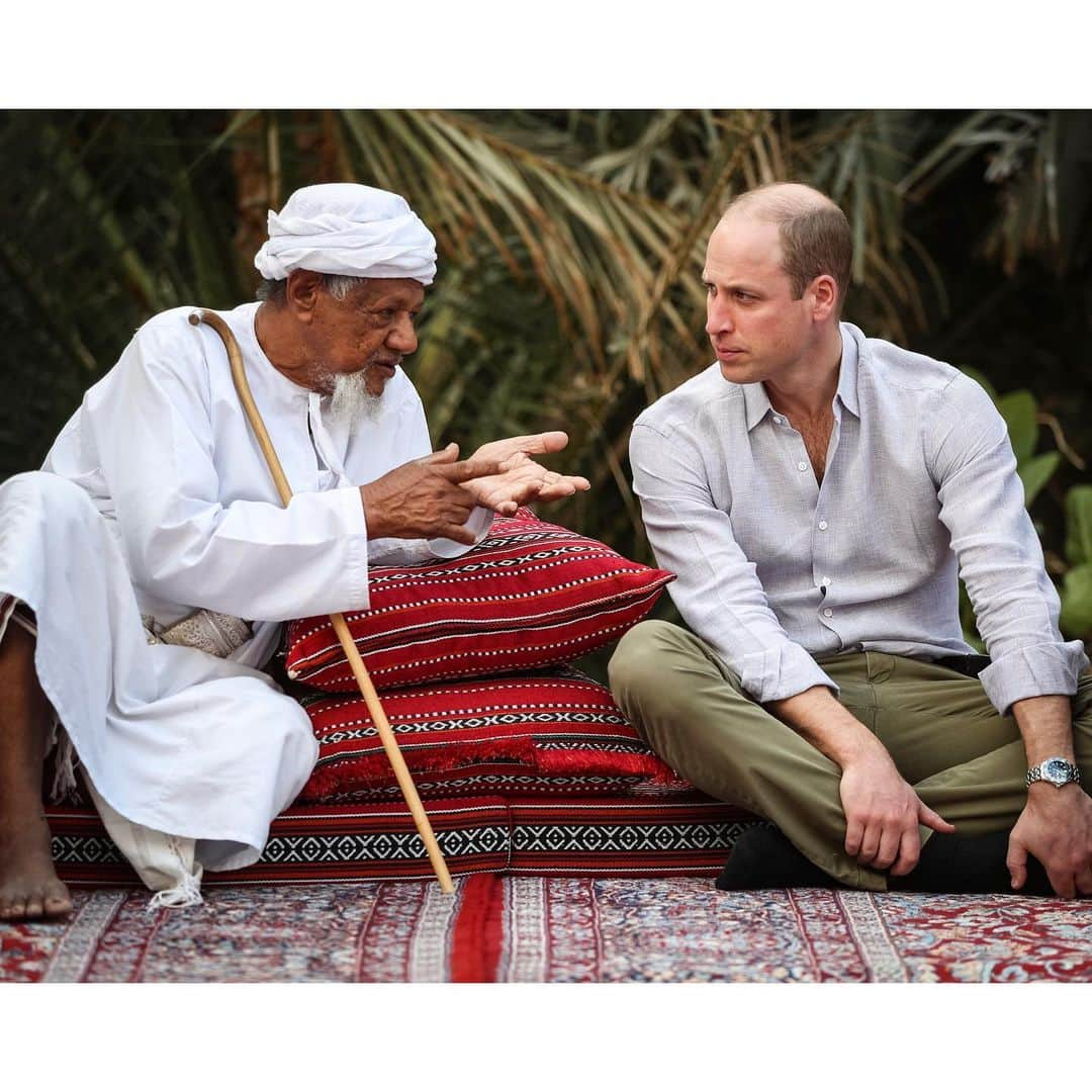 ウィリアム（ケンブリッジ公）さんのインスタグラム写真 - (ウィリアム（ケンブリッジ公）Instagram)「Near the Wadi al Arbaeen, The Duke of Cambridge visited the mountain village of Suwaih, where he received a spectacular musical welcome from the locals.  After meeting some of the locals, The Duke joined the village elders at an outdoor majlis seating area to learn more about life and challenges in the village today.  Photos 📷 PA / Kensington Palace  #RoyalVisitOman」12月4日 23時14分 - princeandprincessofwales