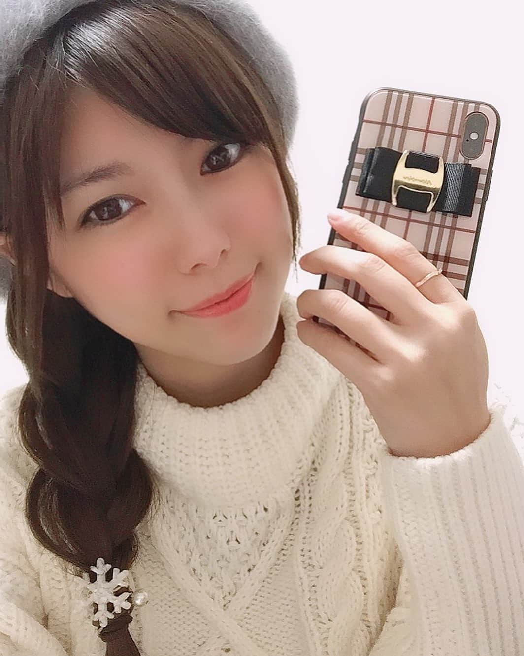 熊林保奈美のインスタグラム：「* . iPhoneケース新しくした〜😊 チェックとリボンが可愛すぎて🎀 柄とリボンやチャームの飾りが選べて、 ハンドメイドで作られてるの✨ . 12/4 20:00〜12/11 1:59 まで開催中の RAKUTEN SUPER SALEで MAX 50%OFFらしいよ！😳 . 詳しくは @alamain2018 さんの プロフィールのURLから見てみてね〜🧸 . ちなみに私は風邪引いて鼻声MAXです。 ミナサンモオカラダオキヲツケテ😷 おやすみっ . * #alamain #iPhoneケース #iPhonecase #ハンドメイド #ハンドメイド作品 #ハンドメイド作家 #ハンドメイド雑貨#プチプラ#韓国ファッション#ファッション#プレゼント #クリスマス #クリスマスプレゼント」