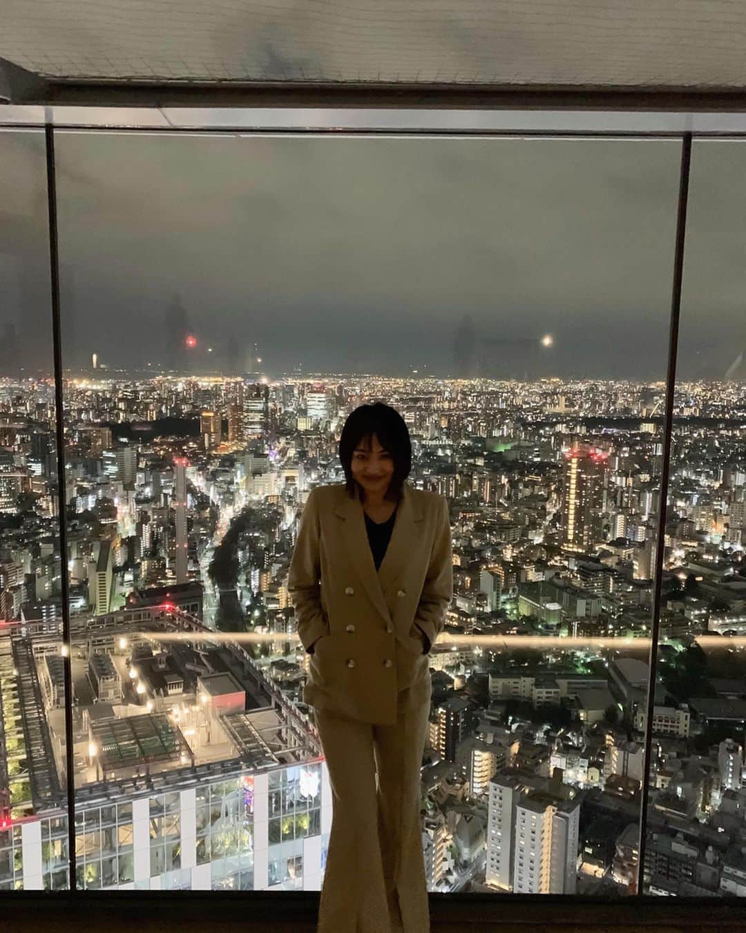 舞雛かのんさんのインスタグラム写真 - (舞雛かのんInstagram)「SHIBUYA SKY ちょっと前だけど、、、 スクランブルスクエアの展望台に行ってきました!! . 想像以上に素敵で、感動が止まらず、 身体と気持ちがずっとフワフワしてました...💭. . 夜景はもちろんだけど、光や映像、スタイリッシュで モードな演出がとってもタイプでした‪‪❤︎‬. . 一緒に行ったれみと、 ずっと｢すごぉーーいっ!!｣って言い続けてたなww. . #shibuyasky #scramblesquare  #スクランブルスクエア渋谷  #4枚目の私の顔w #5枚目の何屋さん？感w #2人してベージュすぎw」12月4日 23時26分 - mizho_601