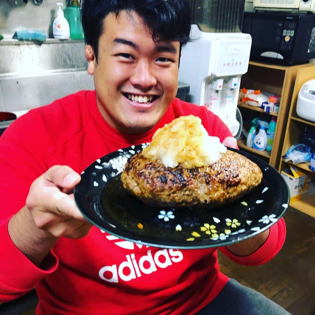 兵頭彰のインスタグラム：「特大和風おろしハンバーグ作ってご機嫌マン #bjw #大日道場飯」